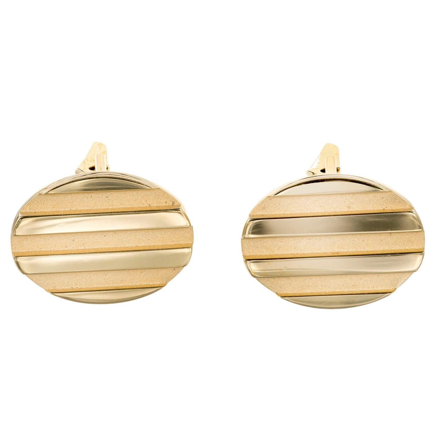 Gemelli ovali in oro giallo 18 carati Tiffany & Co. Clip posteriori sicure. Top lucidi e sfondo strutturato.

Dettagli:
Marchio: Tiffany & Co.
Design/One: Tiffany & Co.
Tipo: Set di gemelli
Timbrato: Tiffany & Co., 1995 750
Forma: Ovale 
Misure: