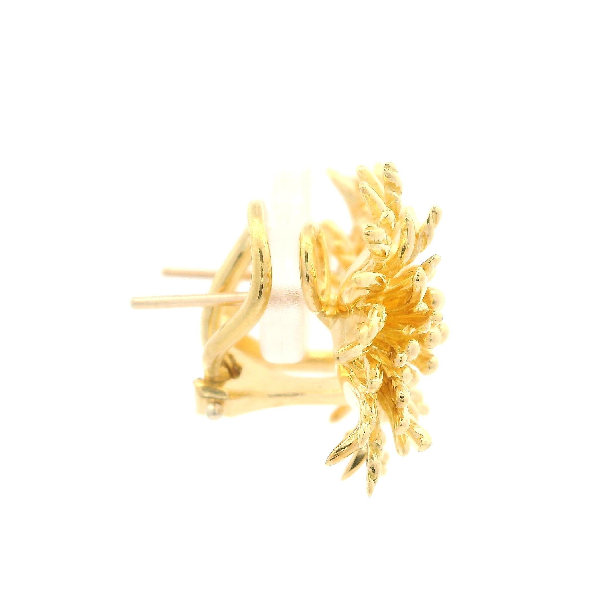 Material: Solid 18k Yellow Gold
Weight: 10.15 Grams
Backing: Posts w/ Omega Closures (Pierced ears are required.)
Width: 18.9mm (0.74