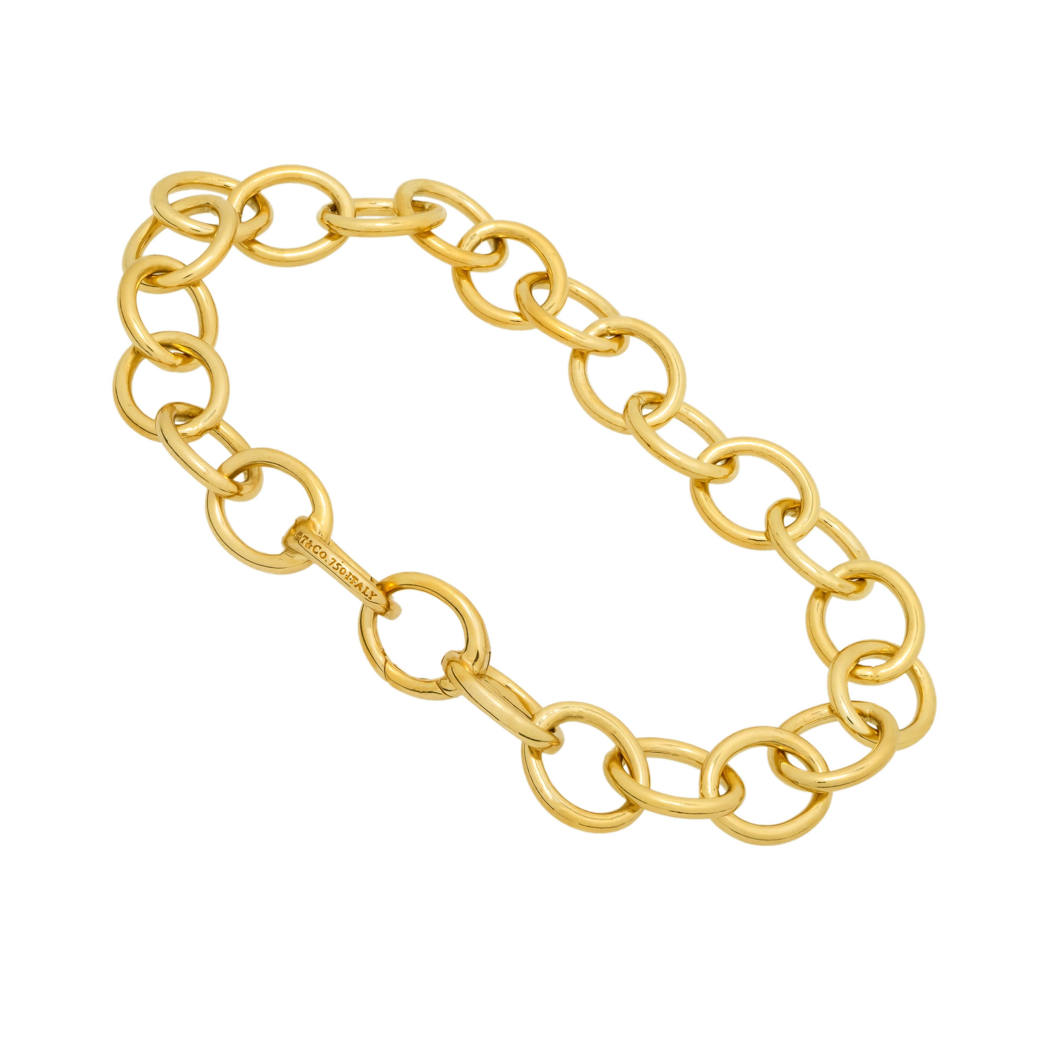 Classic oval link bracelet from Tiffany & Co. in 18k yellow gold. Both end links feature a built in catch to allow the wearer to use either side. The bracelet has a length of 7.5 inches and weighs about 19.4 grams. Perfect for those looking for a