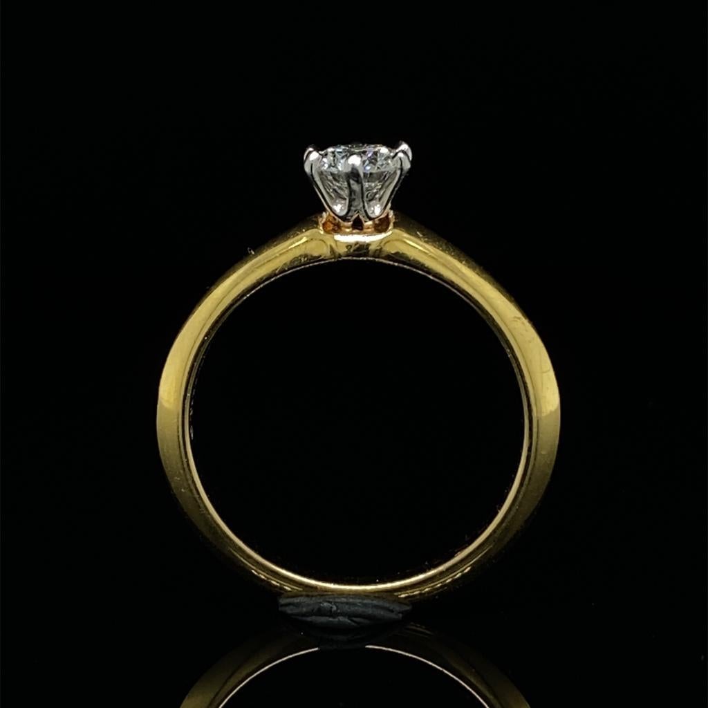 Taille ronde Tiffany & Co. Bague de fiançailles solitaire en or jaune 18 carats avec diamant 0,42 carat en vente