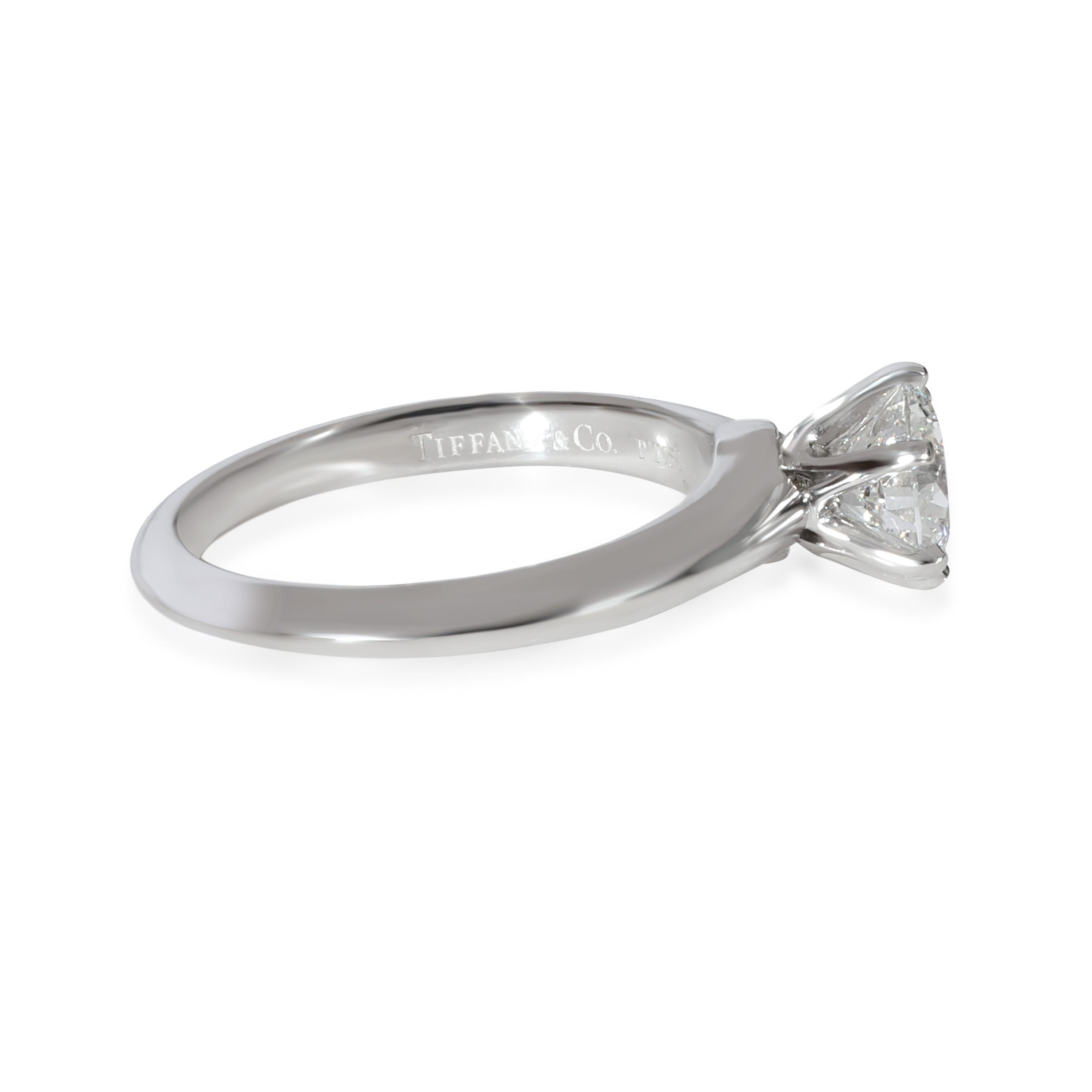 Taille ronde Tiffany & Co. Bague de fiançailles solitaire en platine avec diamant F VS2 de 0,93 carat en vente