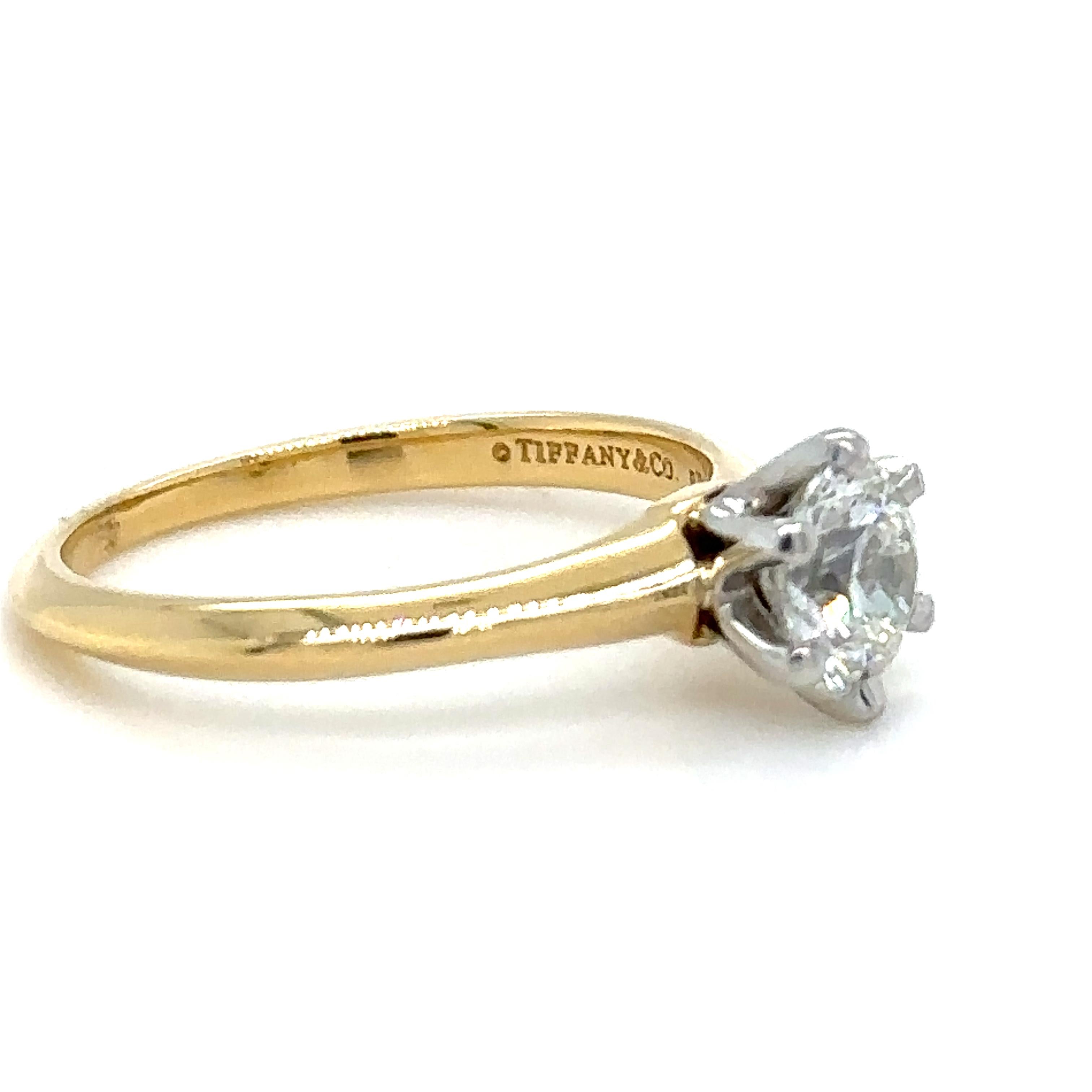 Bague Tiffany And Co Solitaire Round Brilliant Cut Diamond, six griffes en platine sur un anneau de 1,6 mm en or jaune 18ct.

Diamant 0.82ct, Numéro gravé au laser sur la facette étoile : F02120284, Numéro de série sur la bande 18695359.

Aucun
