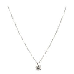 Tiffany & Co. Collier à pendentif solitaire en platine avec diamant .56ct