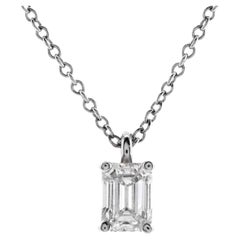 Tiffany & Co. Collier pendentif solitaire en platine avec diamant taille émeraude 0,49 carat