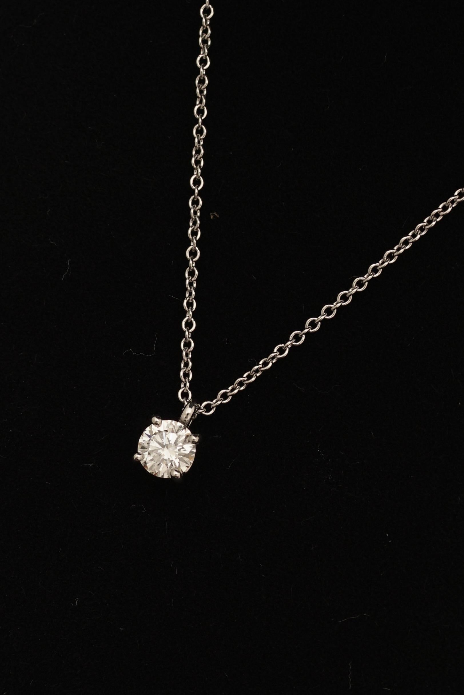 Taglio rotondo Tiffany & Co, Solitaire Platinum 0.28 Carat J/VS1 Diamond Necklace in vendita