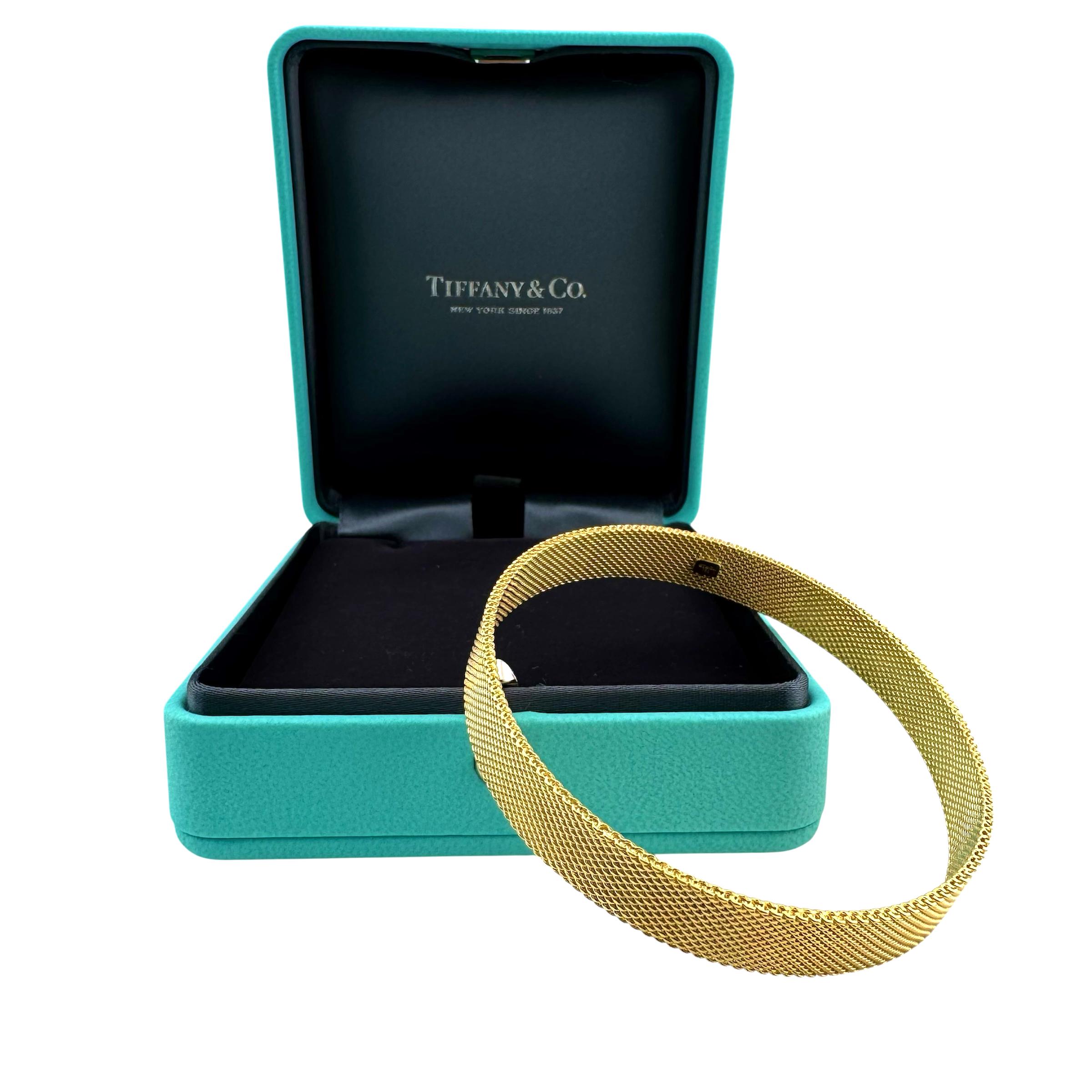 Pulsera brazalete de malla Tiffany & Co Somerset en oro amarillo de 18 quilates
Metal:  Oro amarillo 18k - 750
Peso:  28.2 gramos
Tamaño:  8 pulgadas - 9 mm de ancho
Hallmark:  ©T&Co. 750
Incluye:   Caja T&C

Sku#17470T052825