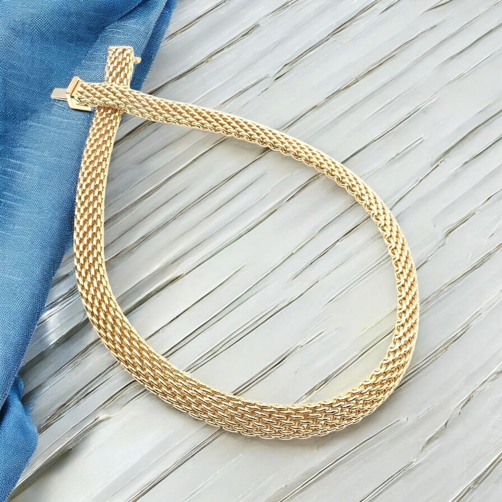 Collier en or jaune 18k à mailles lourdes Somerset par Tiffany & Co.
Le collier Somerset en or jaune 18k de Tiffany & Co présente un luxueux design en maille réalisé en or jaune 18k étincelant. 
Sa texture souple et tissée offre à la fois confort et