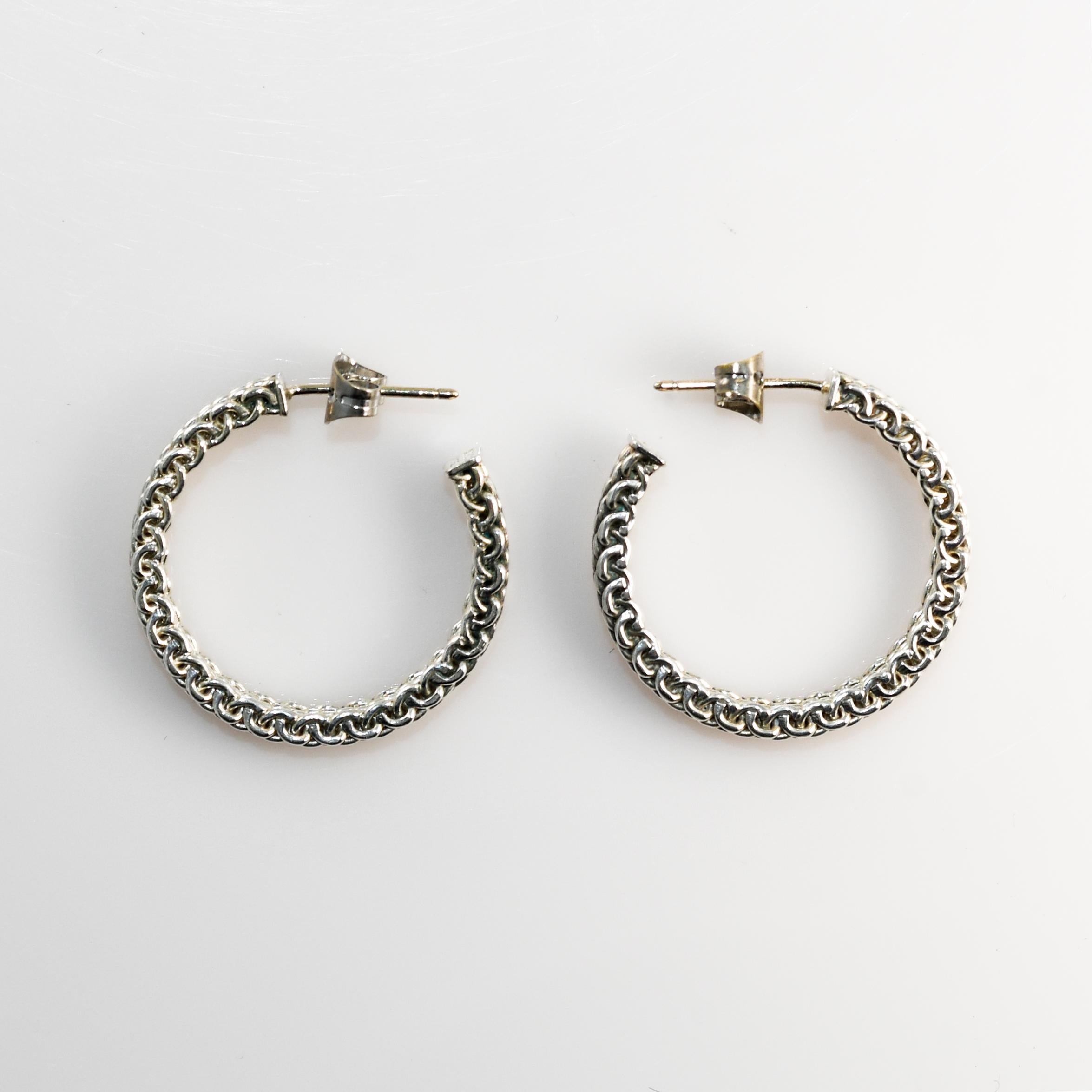 Tiffany & Co. sterling silver Somerset mesh hoop earrings.
Stamped T& CO .925 and weigh 6.3 grams.
The earrings measure 1 inch in diameter and 3.7mm thick.
Posts with friction backs for pierced ears.
Comes with Tiffany blue bag.
Very nice condition.