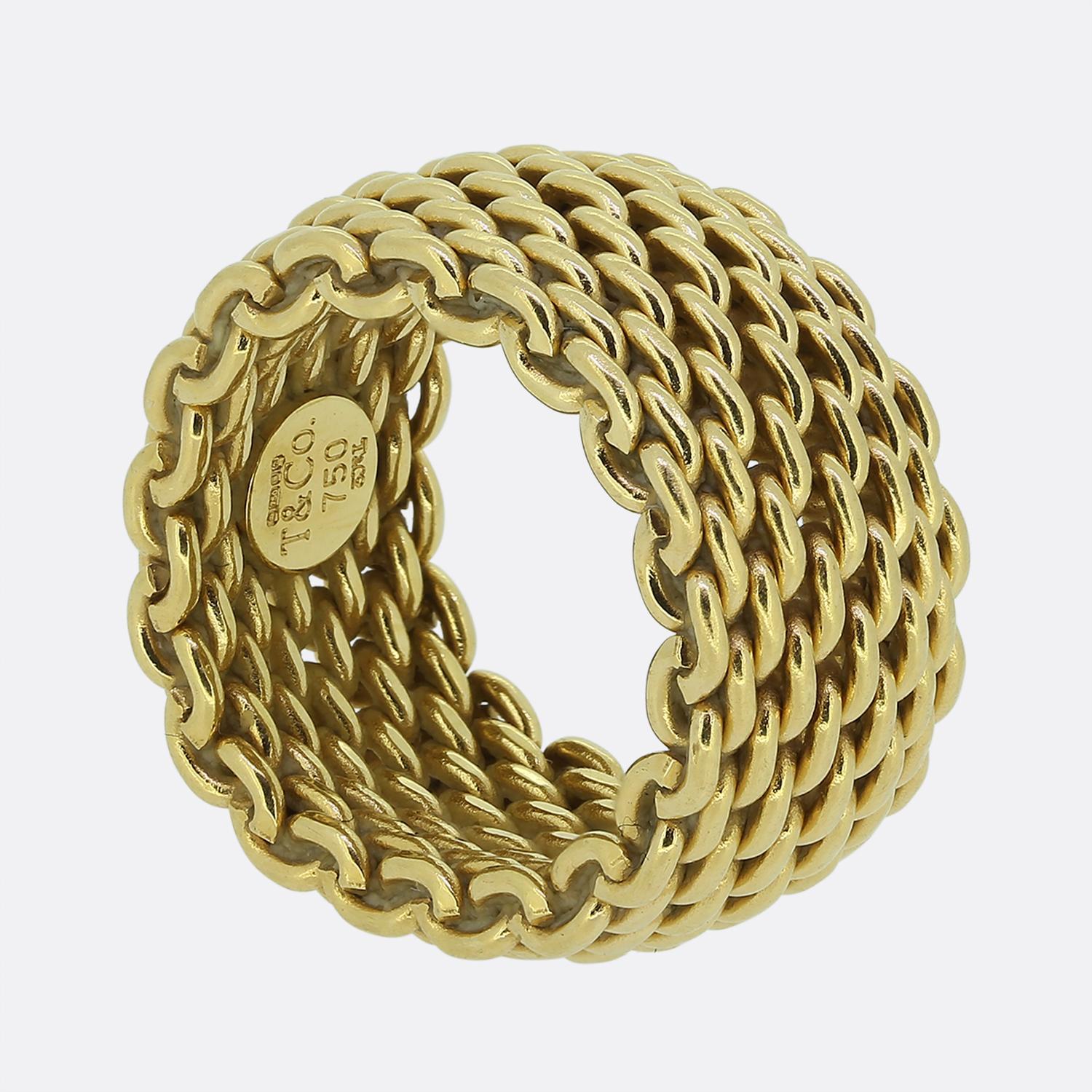 Hier haben wir einen klassisch gestalteten Netzring des weltbekannten Schmuckdesigners Tiffany & Co. Dieses Stück ist Teil der Somerset-Kollektion und zeigt 11 Reihen verflochtener Glieder aus 18 Karat Gelbgold. 

Zustand: Gebraucht (Sehr