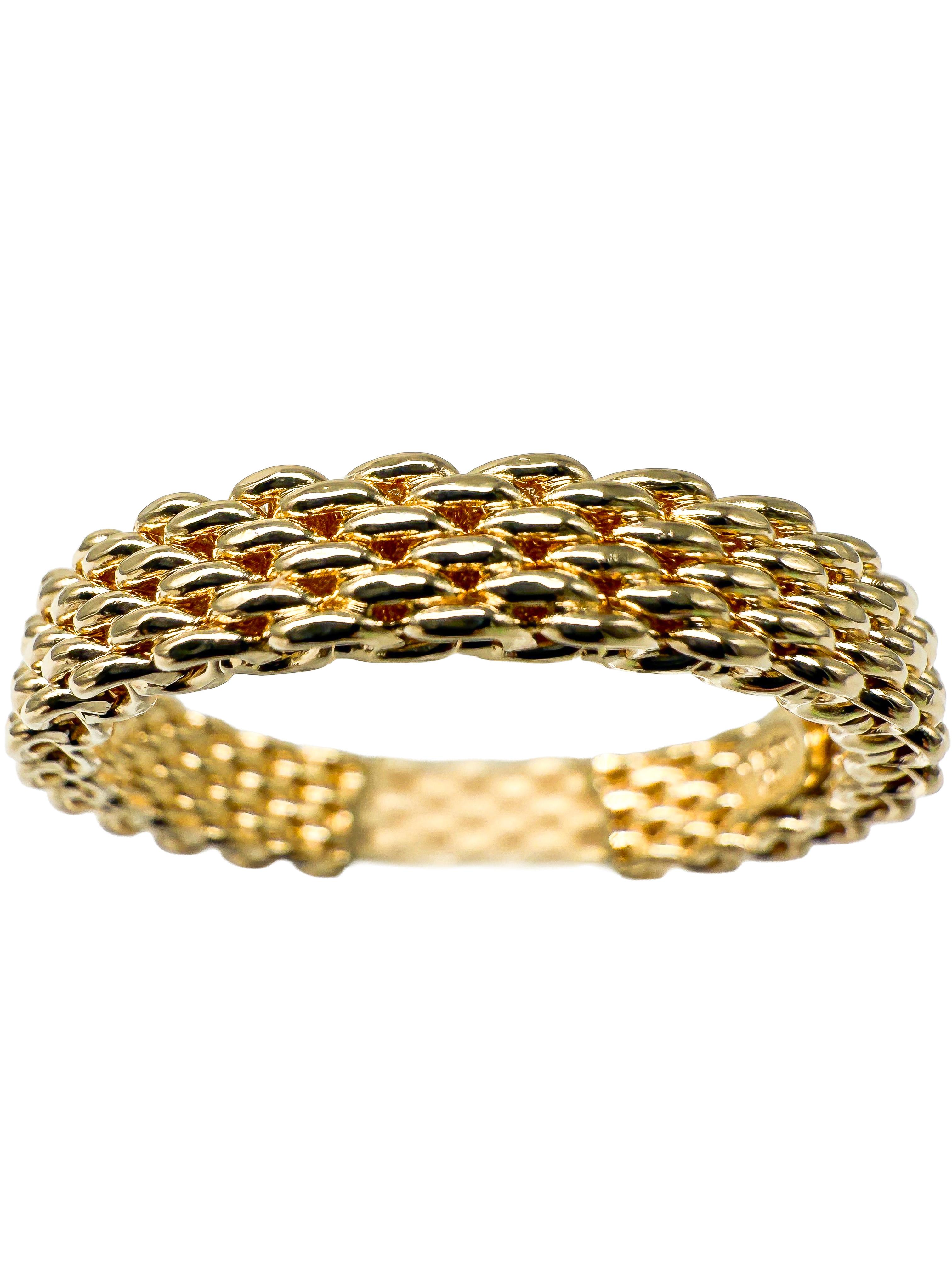 This elegant Tiffany & Co. ring from the popular Somerset Collection combines timeless subtlety with high-quality craftsmanship – a true piece of jewelry for lovers of classic elegance. Made of 18 karat yellow gold, the ring shines in a warm, rich