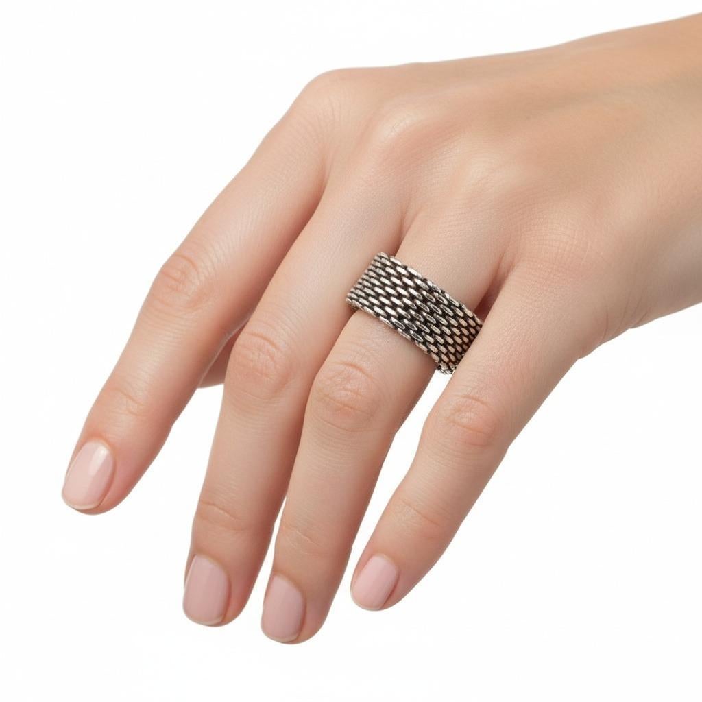 La collezione Somerset è una delle linee contemporanee più apprezzate di Tiffany, nota per la sua texture sofisticata e la sua vestibilità confortevole grazie alla struttura flessibile a rete. L'ampiezza sostanziale dell'anello e il caratteristico