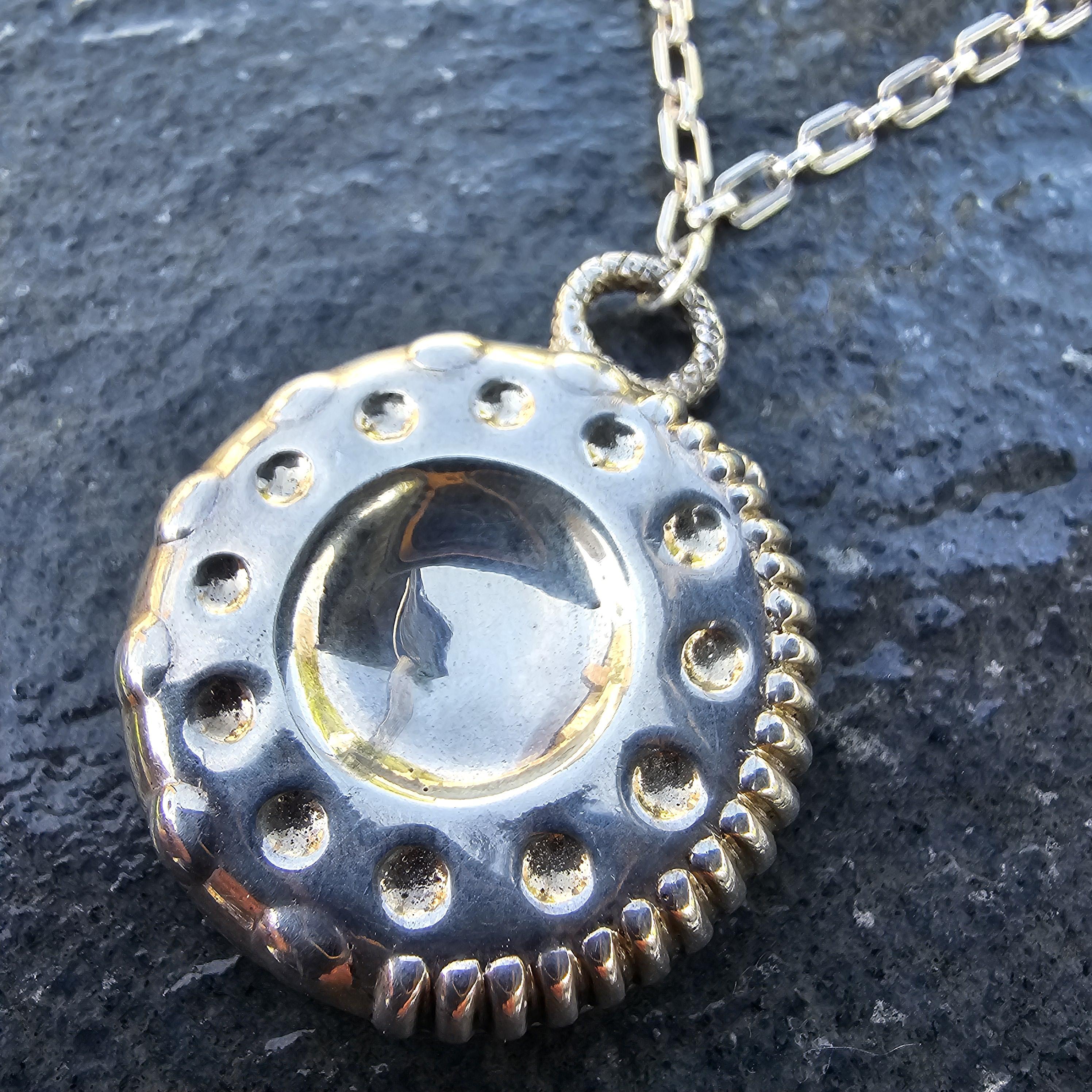 Una rara coppa da sommelier per la degustazione di vini su una catena di 30 pollici, realizzata da Tiffany & Co. per essere indossata al collo e utilizzata durante la degustazione di vini. Anche come ciondolo da indossare regolarmente ha un aspetto