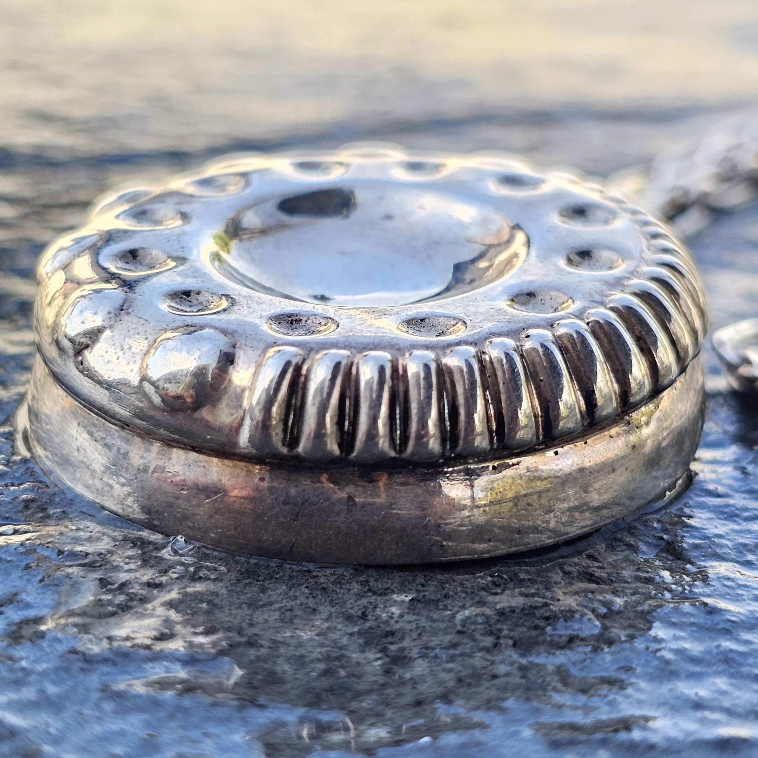 Tiffany & Co. Collana con ciondolo a forma di coppa per degustazione di vino in argento sterling A. Silver in vendita 3