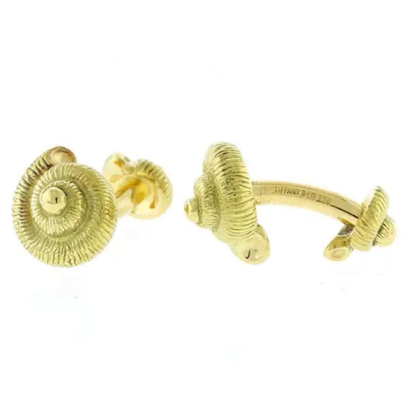 Los gemelos Tiffany & Co. de concha marina de oro de 18 quilates son un accesorio distinguido que refleja el compromiso de la marca con una artesanía excepcional y un diseño atemporal. Fabricados en oro amarillo de 18 quilates, estos gemelos