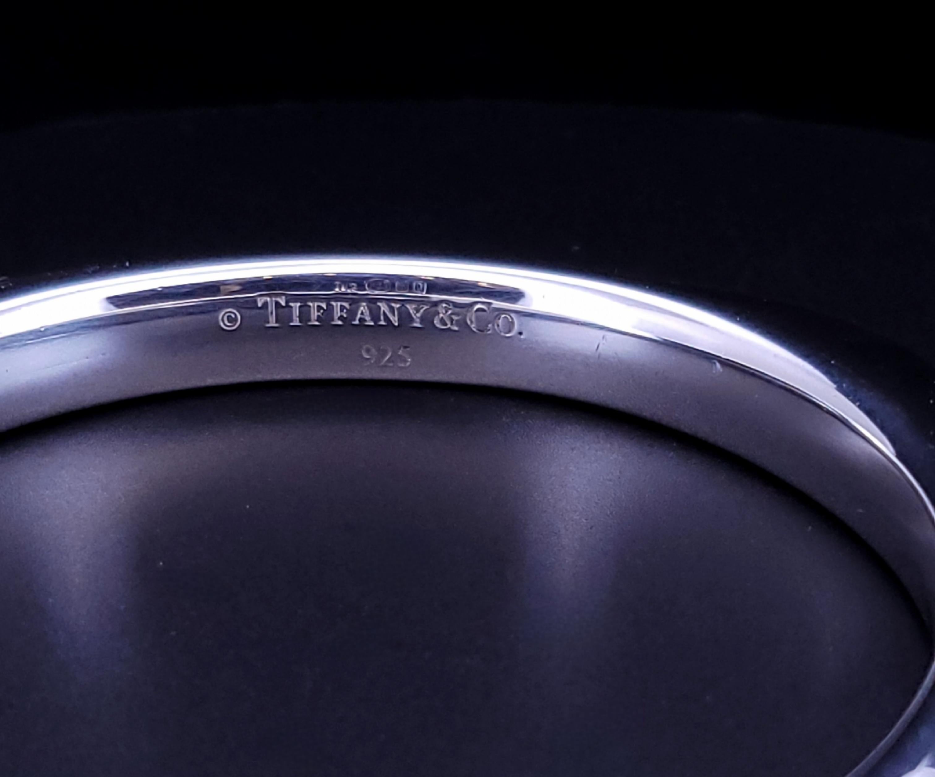 Tiffany & Co Quadratische Armspange Armband Sterling Silber 925
Armband:925 Sterling Silber
Abmessung: 2,5'' (innerer Kreis) 2,9'' außen
Dicke:8,00 mm
Gewicht:54.4 gm