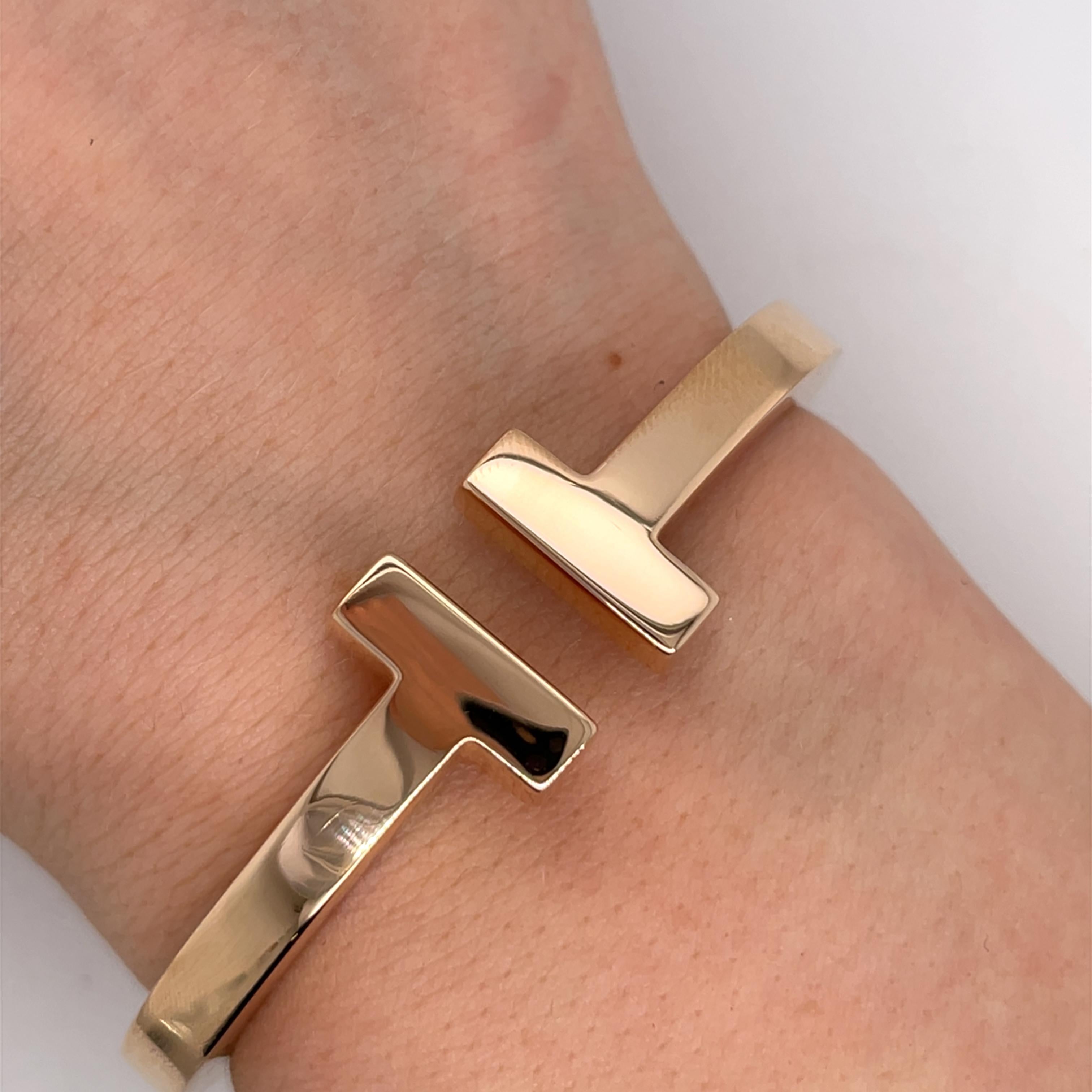 Una Tiffany & Co. minimalista ma di grande effetto. Bracciale quadrato, splendidamente realizzato in oro rosa 18ct. 
Questo design elegante e moderno mette in mostra linee pulite e un'eccezionale maestria, 
un accessorio versatile, perfetto per