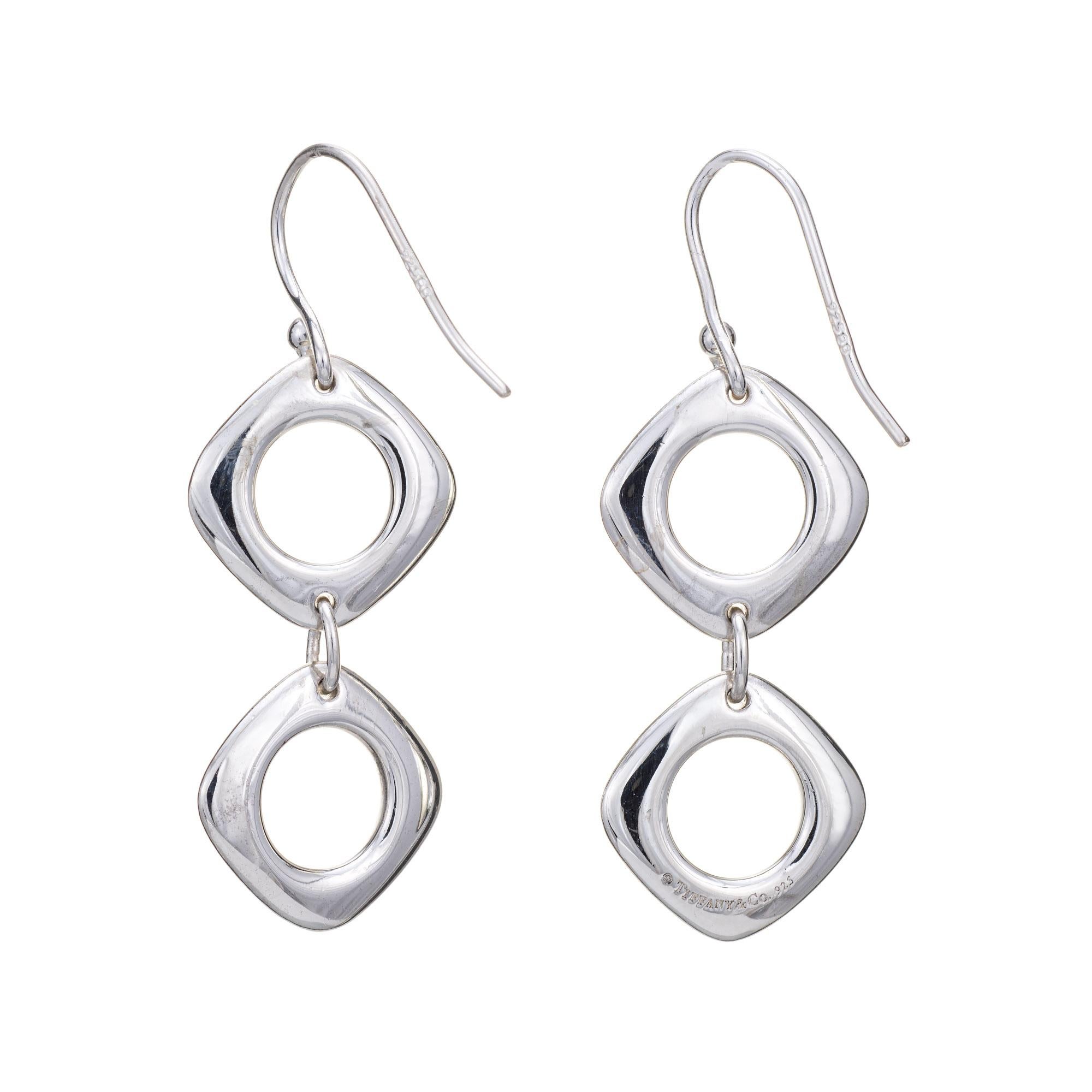 Stilvolle und fein detaillierte quadratische Ohrringe aus Sterlingsilber von Tiffany & Co.  

Die Ohrringe bestehen aus glatten, quadratischen, kissenförmigen Gliedern, die mit einem Hakenverschluss versehen sind. Mit einer Länge von 1 1/2 Zoll sind