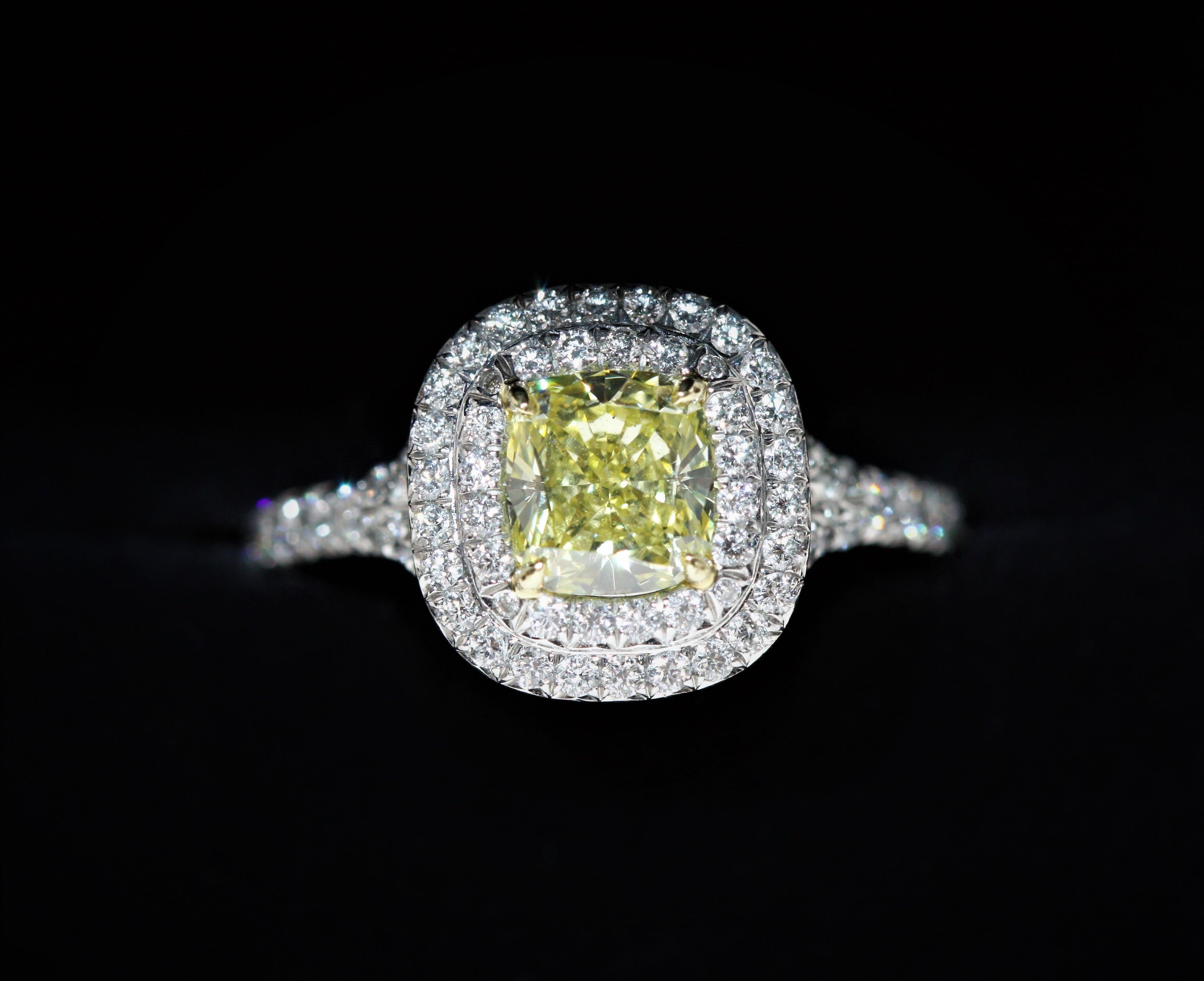 0.92 ct Fancy Intense Yellow VS2 5182931031 3/0.06ct. TIFFANY SOLESTE® CUSHION Ring

Once reserved for queens and maharajahs, yellow diamonds burn with pure, high-energy color. Ring with a yellow diamond and a double row of round brilliant white