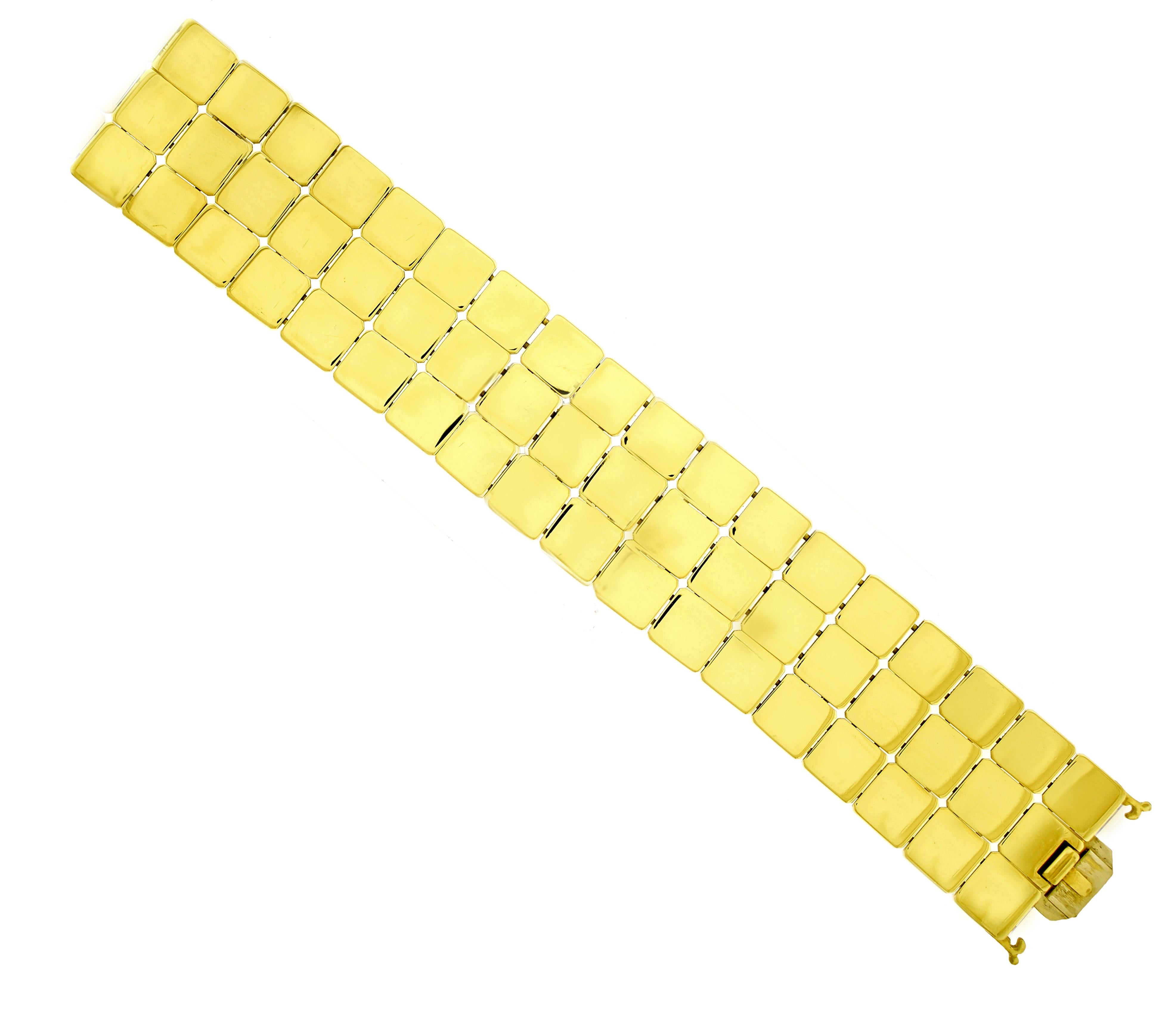 De Tiffany & Co, ce bracelet miroir carré à trois rangs est signé et daté de 2002.
• Designer : Tiffany & Co.
• Métal : or jaune 18kt
• Longueur : 7 1/8 pouces
• Largeur : 1 1/8 pouces
• Poids : 130,3 grammes
• Emballage : Boîte de présentation