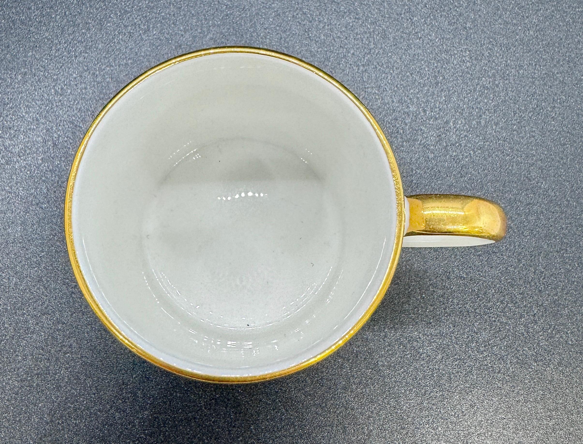 Questo raffinato set da tè in porcellana di Tiffany & Co. è composto da 6 tazze da tè e 6 piattini coordinati. Il set, realizzato nello Staffordshire, è contrassegnato sul fondo e firmato dal produttore, a garanzia della sua autenticità. 
Realizzato