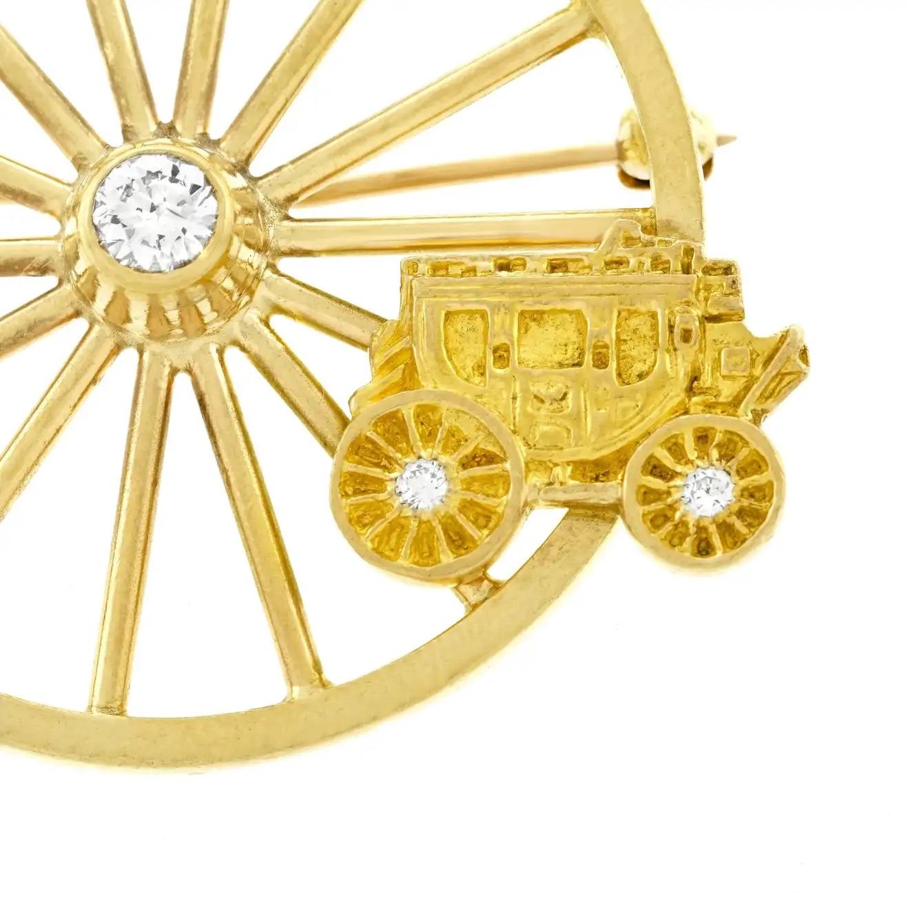 Diese charismatische Brosche von Tiffany & Co. zeigt ein charmantes Westernmotiv aus 14-karätigem Gelbgold. Das Design zeigt ein großes Speichenrad, das mit einem natürlichen Diamanten von 0,25 Karat in der Farbe G und Reinheit VS besetzt ist. Der