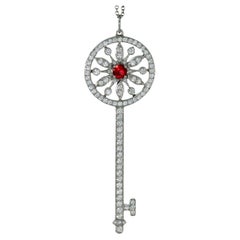 TIFFANY & CO. Collier à large pendentif en platine avec clé en étoile diamantée rubis