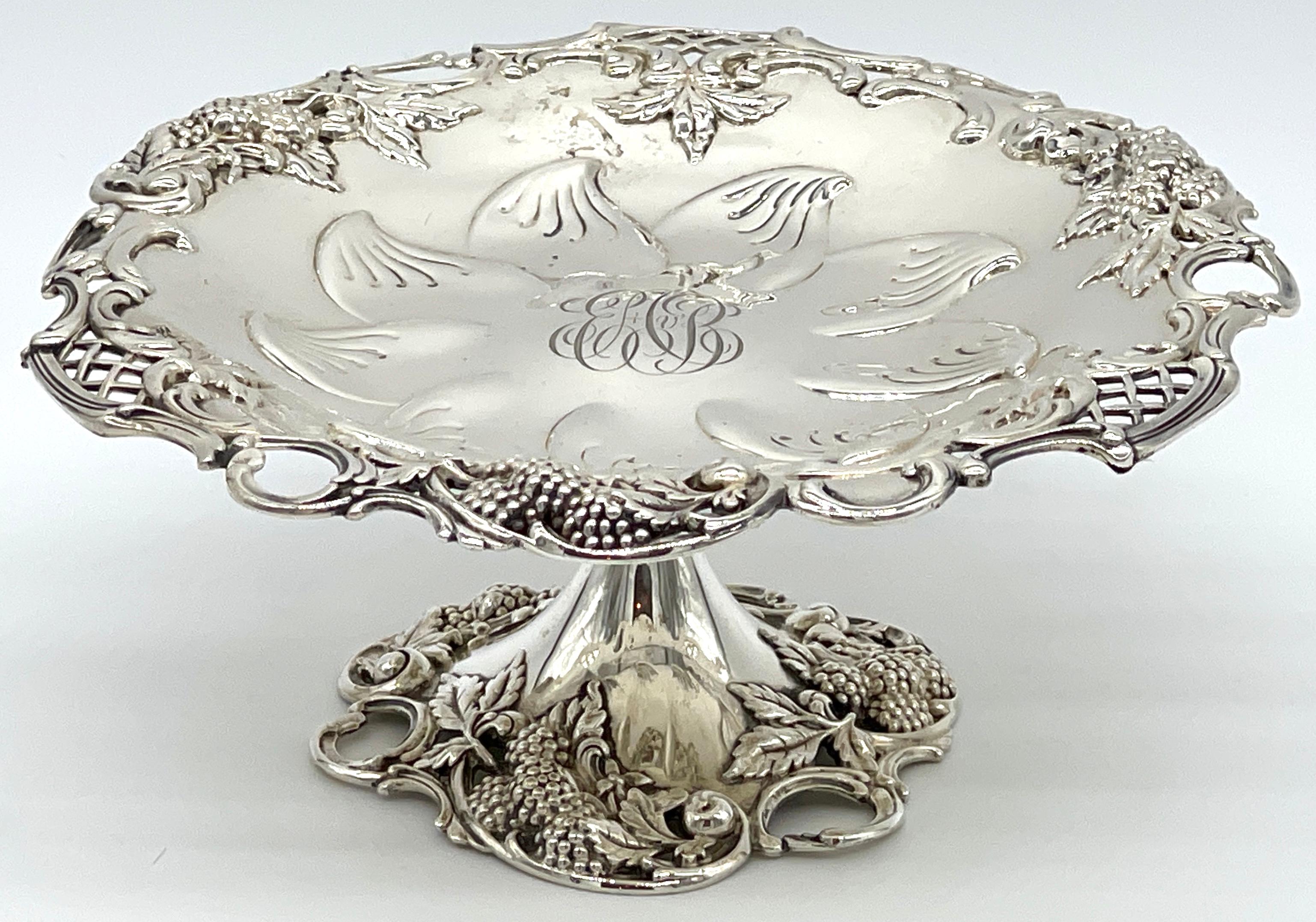 Tiffany & Co. Compote/Tazza Sterling 'Zarzamora
EEUU, NY 
Fabricado durante la dirección de Tiffany & Company por Charles L. Tiffany (1891-1902). 

Un ejemplo asombroso del raro y codiciado patrón de vajilla hueca de Tiffany es la compota o pizza