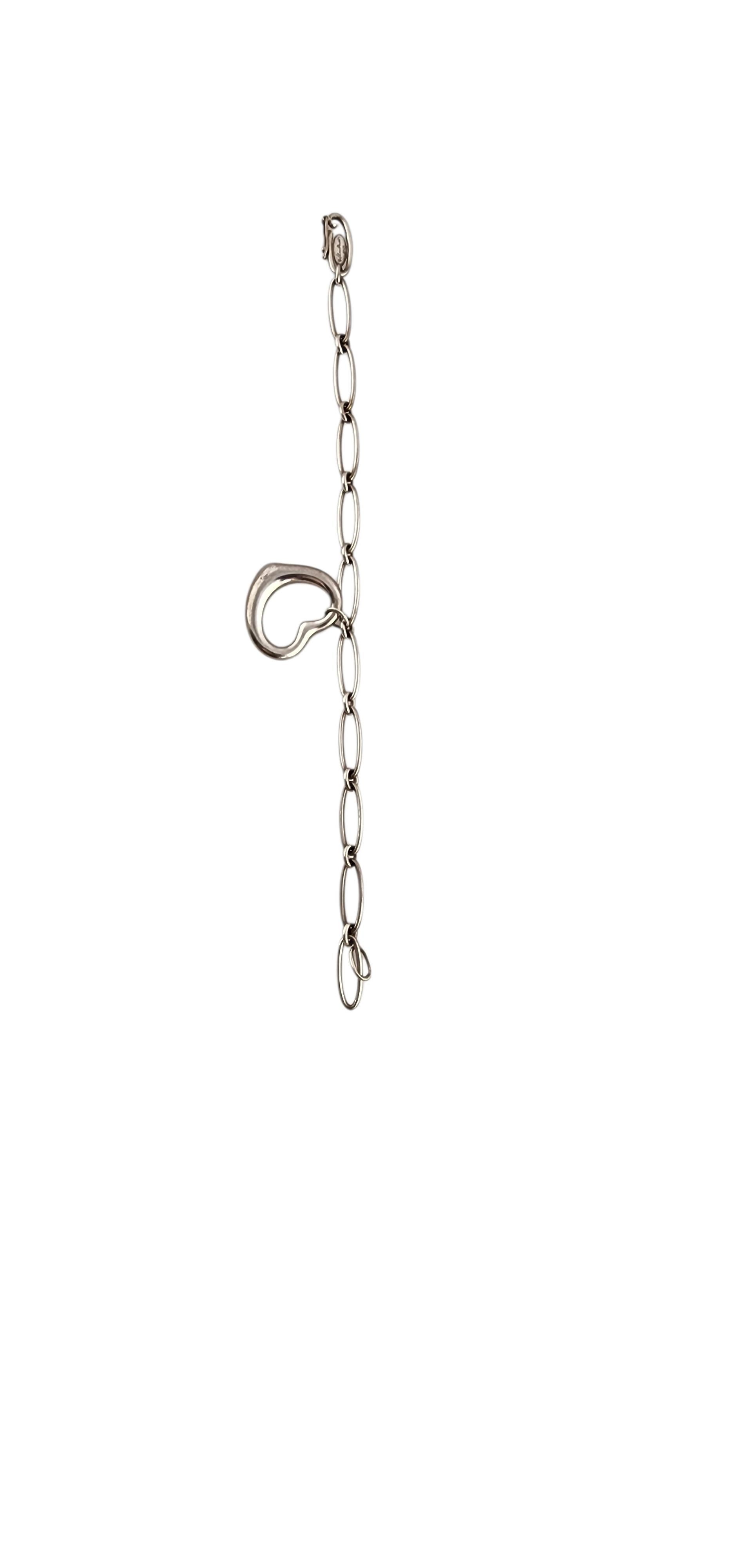 Tiffany & Co Sterling Silber Elsa Peretti offenes Herz Büroklammer-Armband

Dieses elegante Armband aus der kultigen Elsa Peretti Collection zeigt den charakteristischen offenen Herzanhänger an einer modernen Kette im Stil einer Büroklammer. Aus