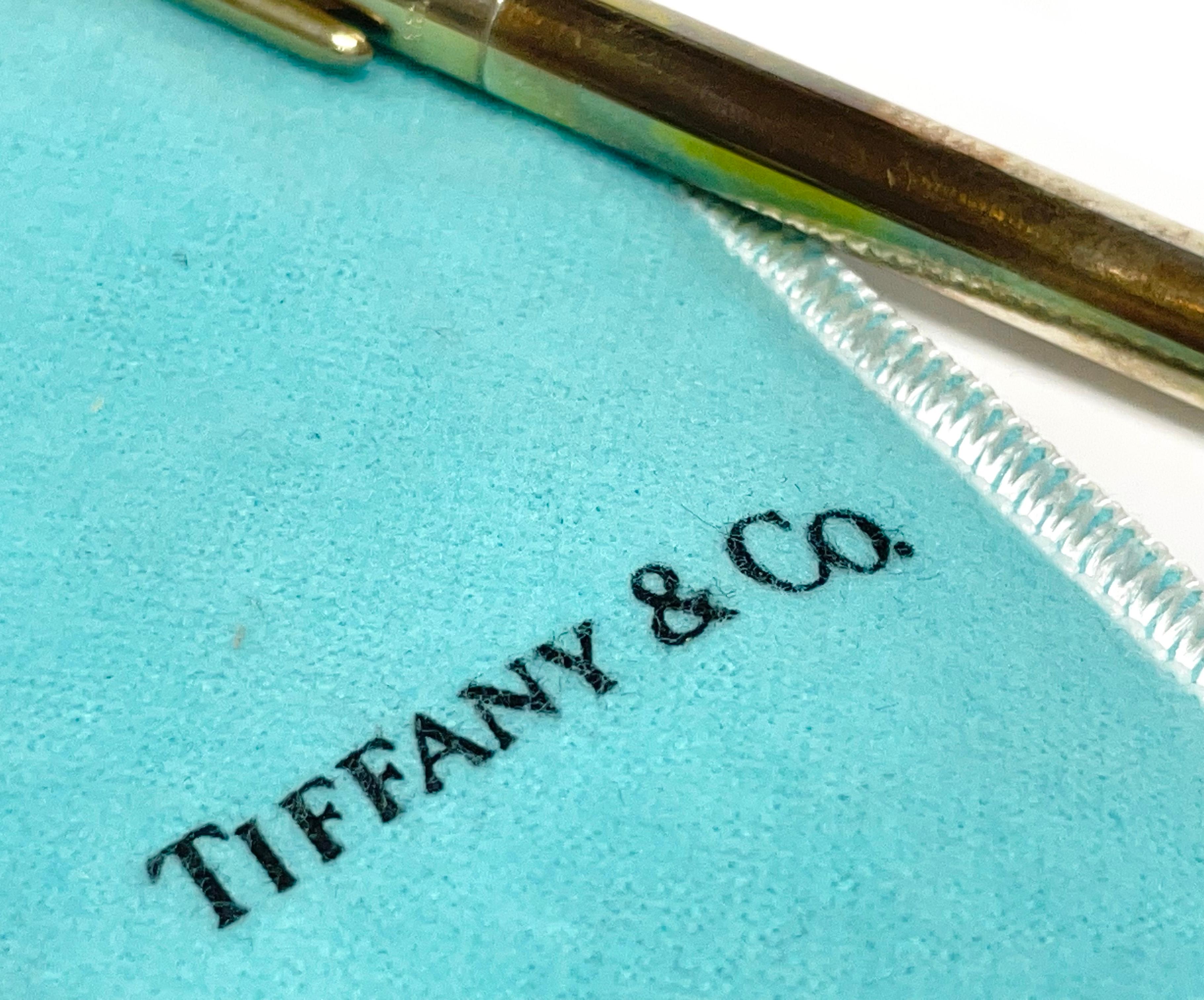 Tiffany & Co. Sterling Golf Ball Tee Kugelschreiber. Das schlichte und schlanke Design ist funktional und stilvoll. Dieses Stück hat einen versenkbaren Drehverschluss und einen Taschenclip in Form eines Golftees und -balls. Die schwarze