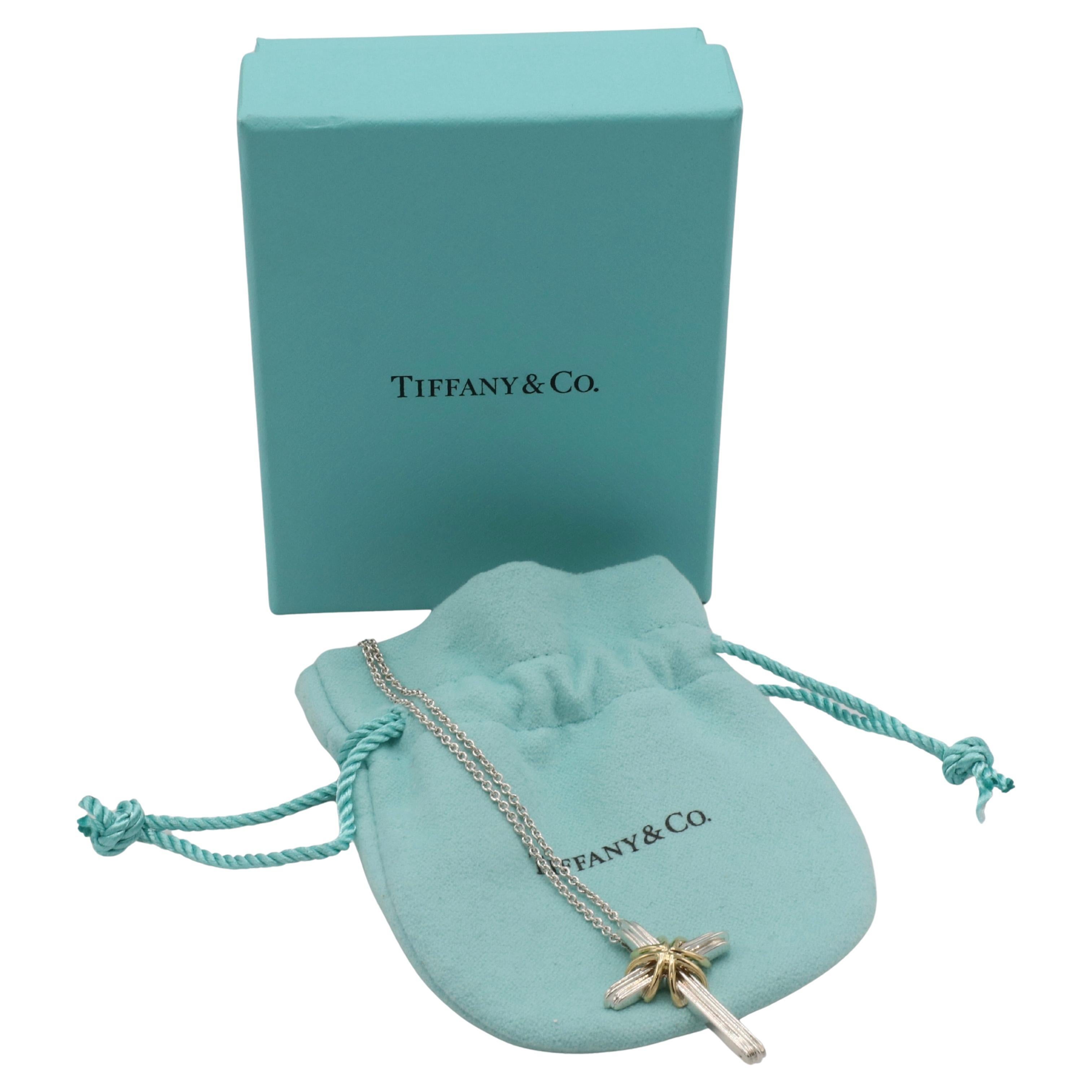 Moderno Tiffany & Co. Collana con ciondolo a forma di croce in argento sterling e oro giallo 18 carati in vendita