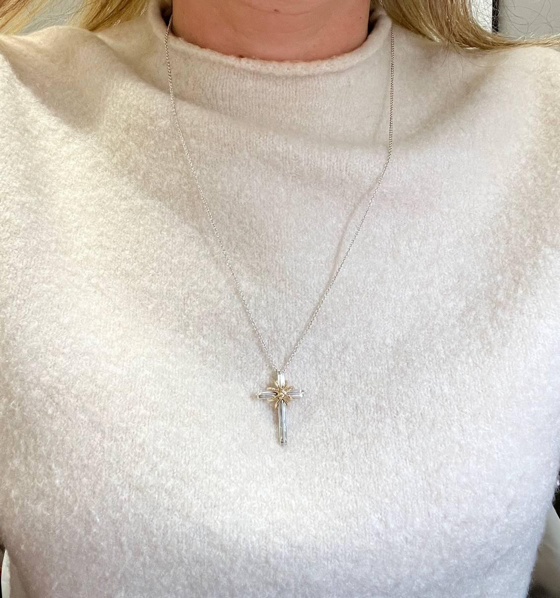 da uomo o donna Tiffany & Co. Collana con ciondolo a forma di croce in argento sterling e oro giallo 18 carati in vendita
