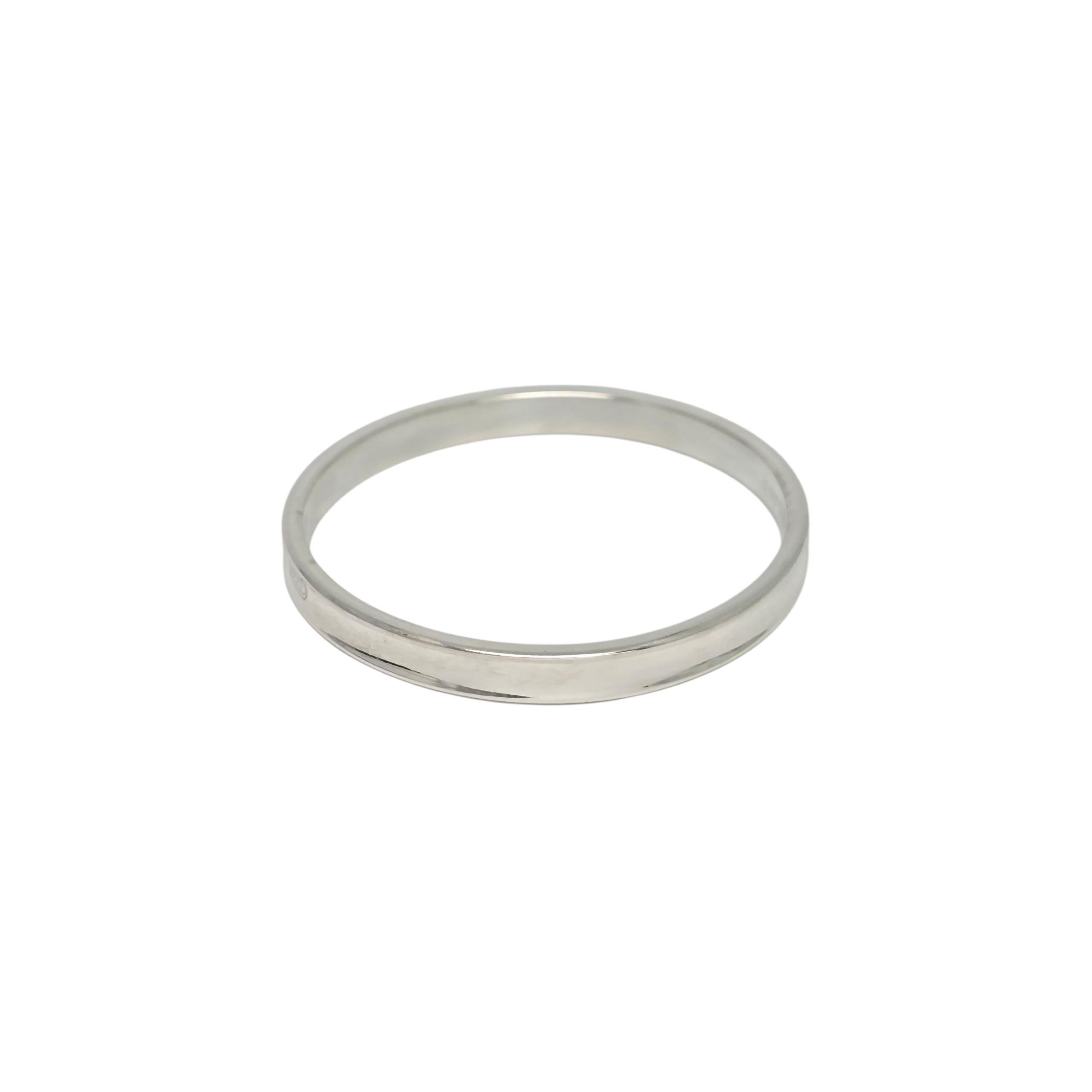Pulsera brazalete de plata de ley 1837 de Tiffany & Co.

Una auténtica pulsera Tiffany con un diseño cóncavo en el emblemático diseño de Tiffany de 1837, que representa el año en que se fundó Tiffany. La caja y la bolsa de Tiffany no están