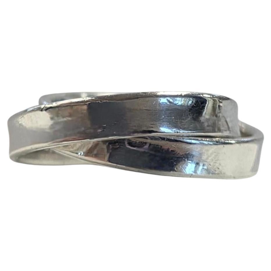 Tiffany & Co. Sterling Silber 1837 Double Interlocking Band Ring

Setzen Sie ein Zeichen mit diesem einfach schicken Tiffany Sterling Double Band Ring. Perfekt für das tägliche Tragen.

Punze: T & Co 925

Gewicht: 5g / 3.2dwt

Größe: 6 
Jedes Band -