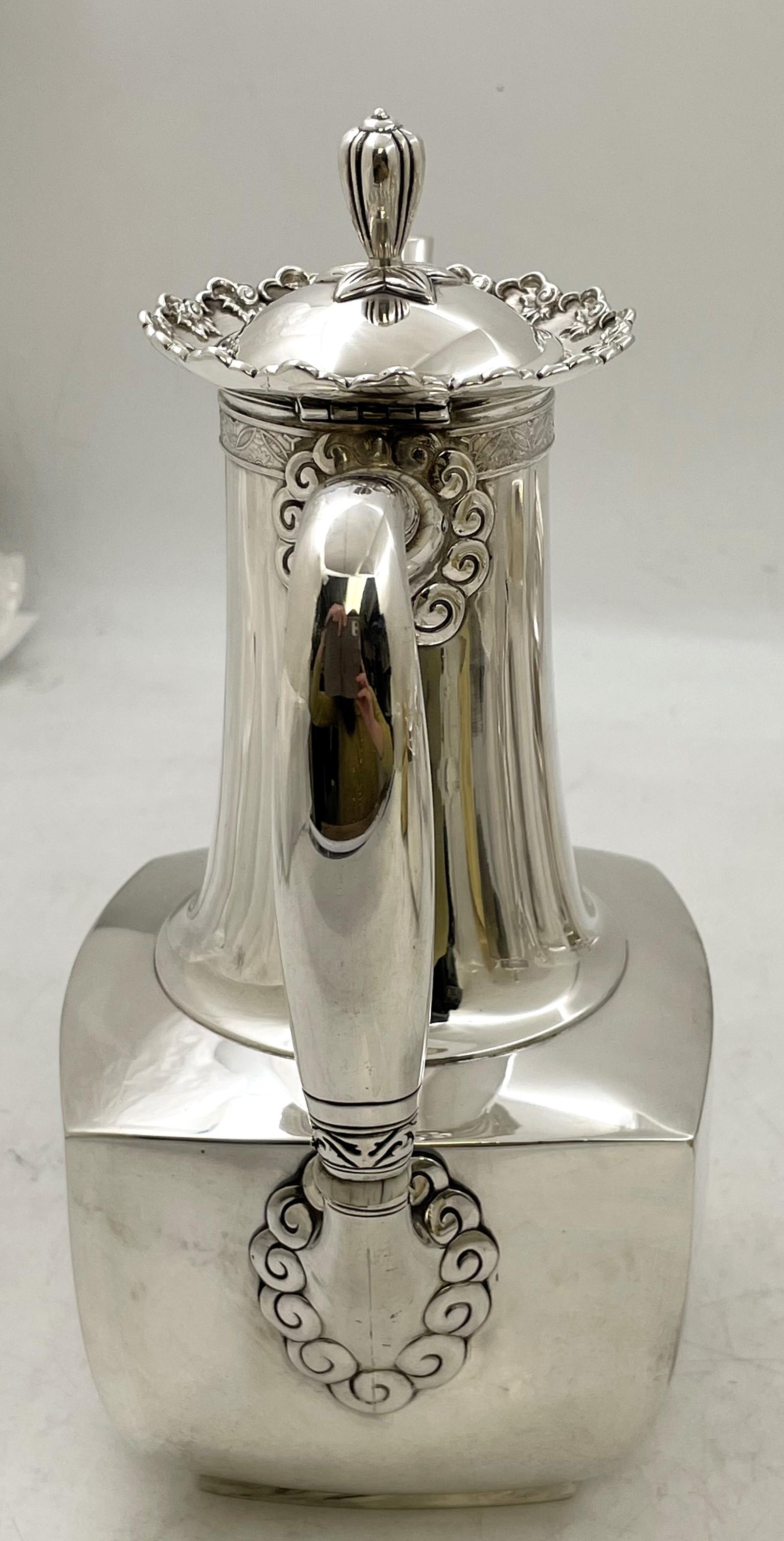 Tiffany & Co. Juego de té y café de plata de ley de 1877 en bandeja con motivos japoneses en venta 3