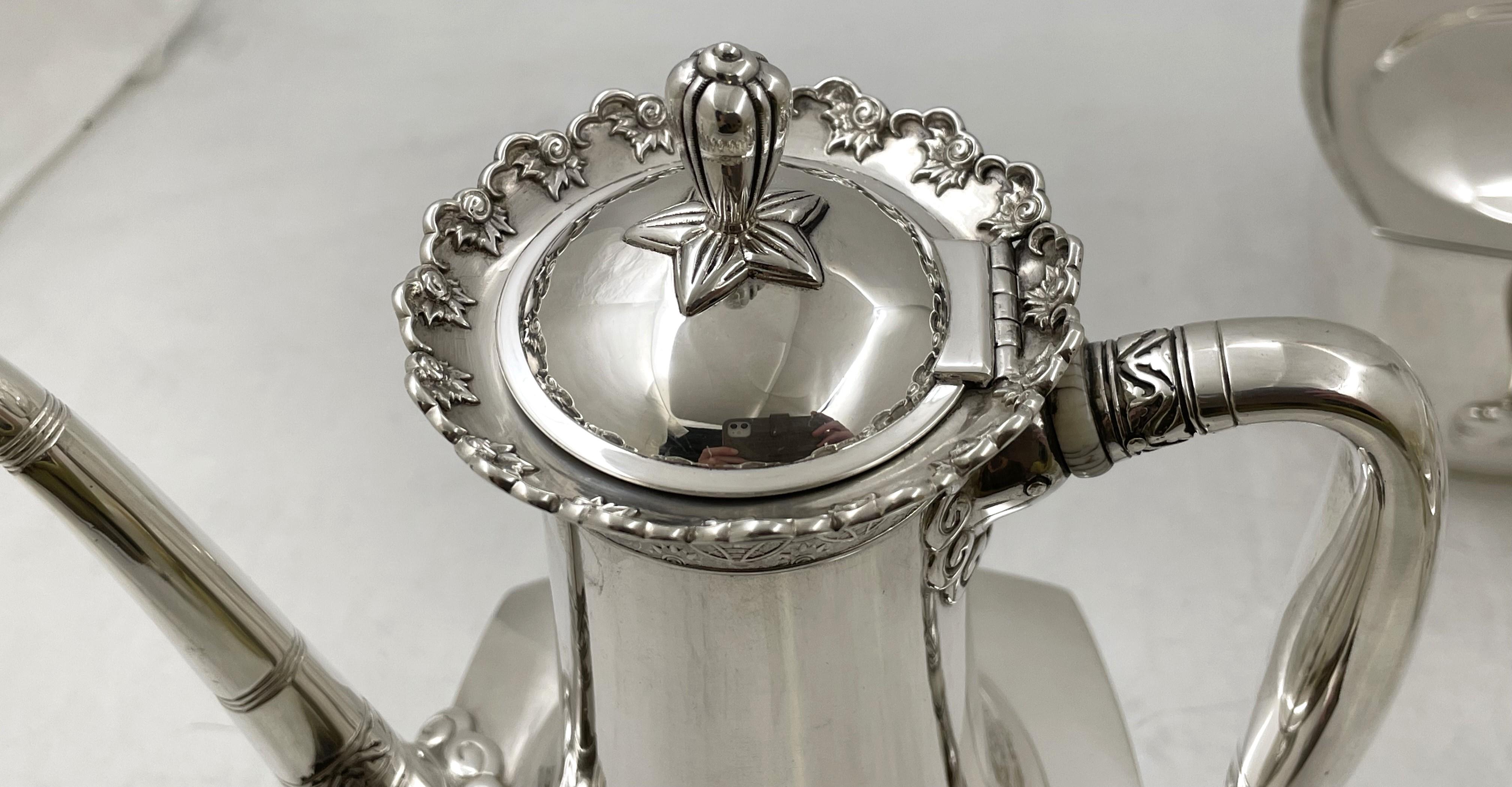 Tiffany & Co. Juego de té y café de plata de ley de 1877 en bandeja con motivos japoneses en venta 4