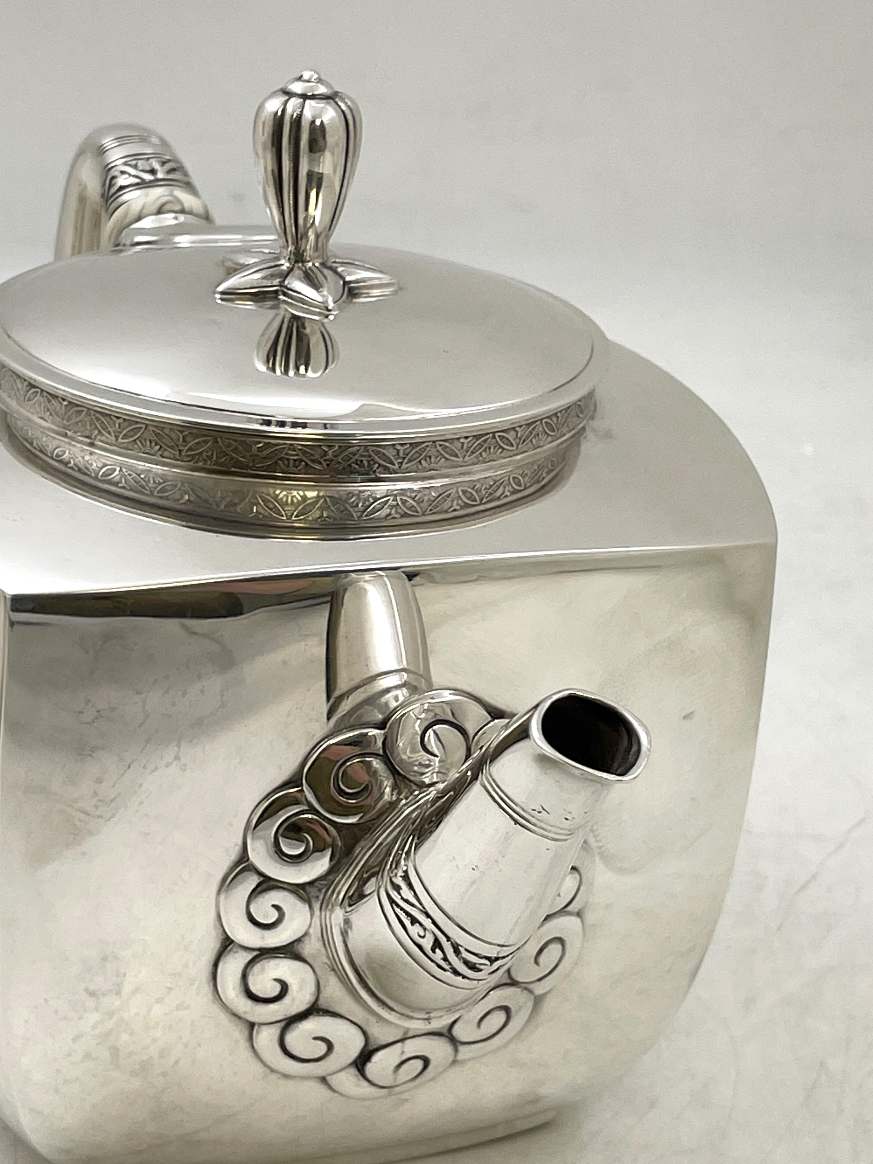 Tiffany & Co. Juego de té y café de plata de ley de 1877 en bandeja con motivos japoneses en venta 6