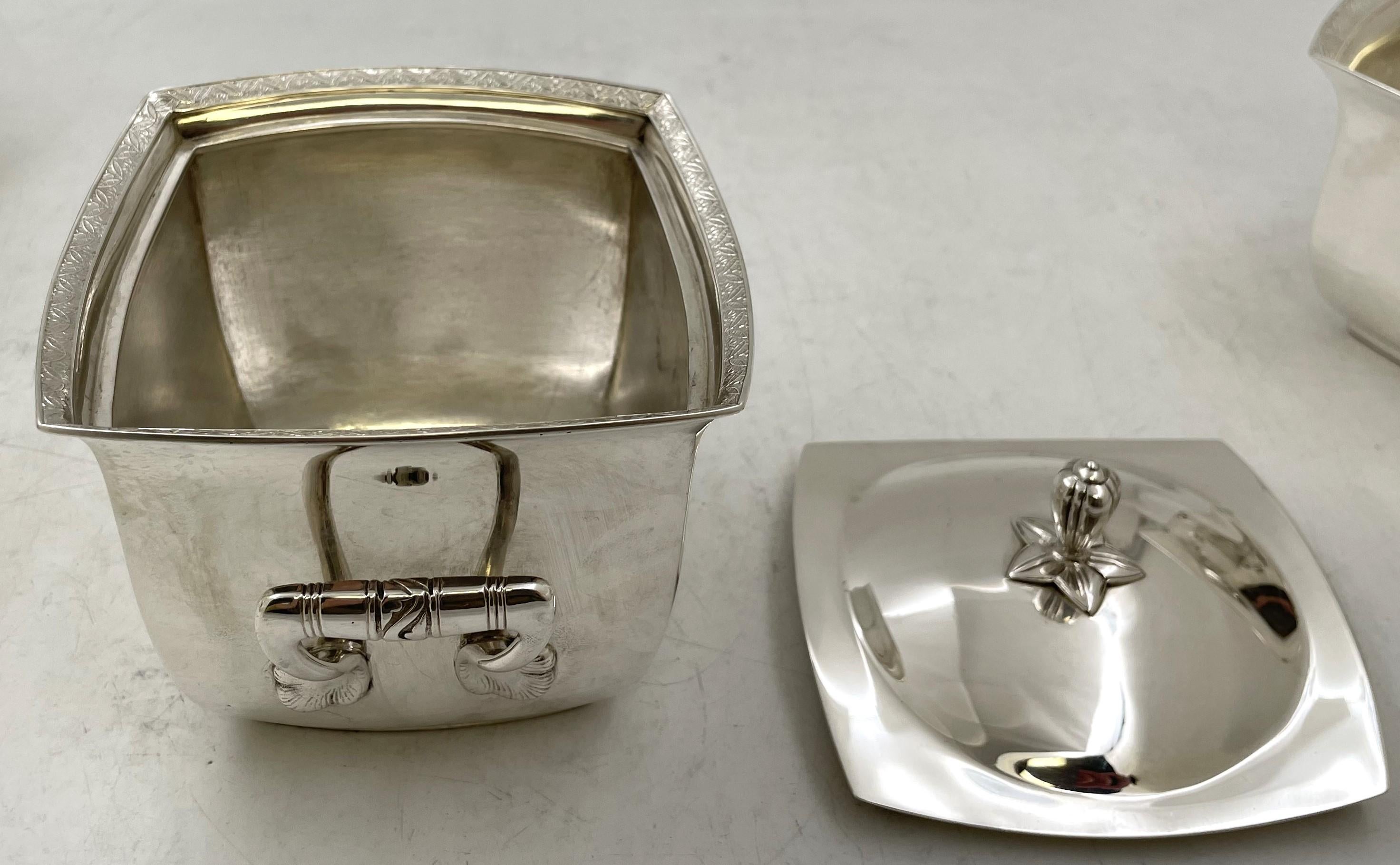 Tiffany & Co. Juego de té y café de plata de ley de 1877 en bandeja con motivos japoneses en venta 8