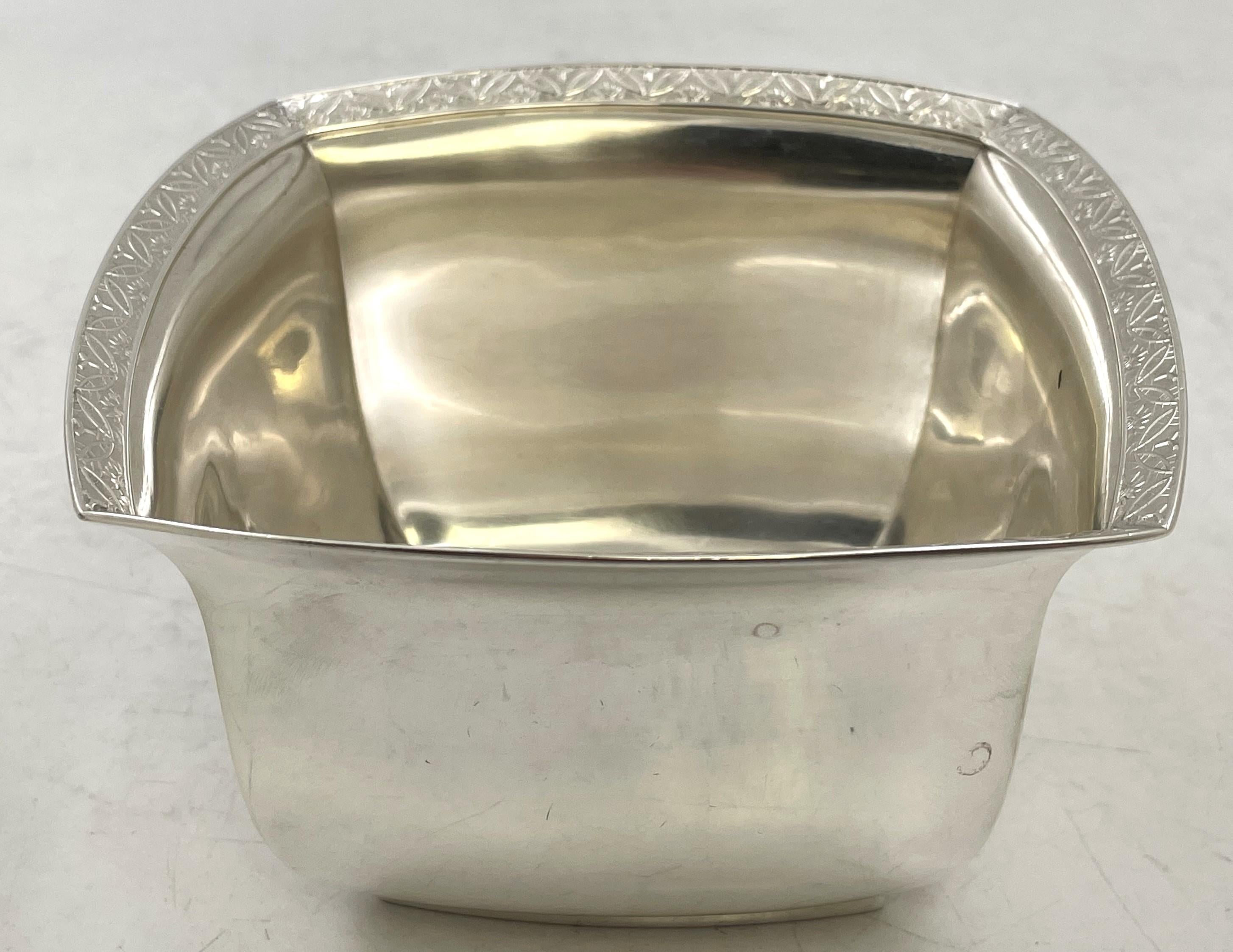 Tiffany & Co. Juego de té y café de plata de ley de 1877 en bandeja con motivos japoneses en venta 9