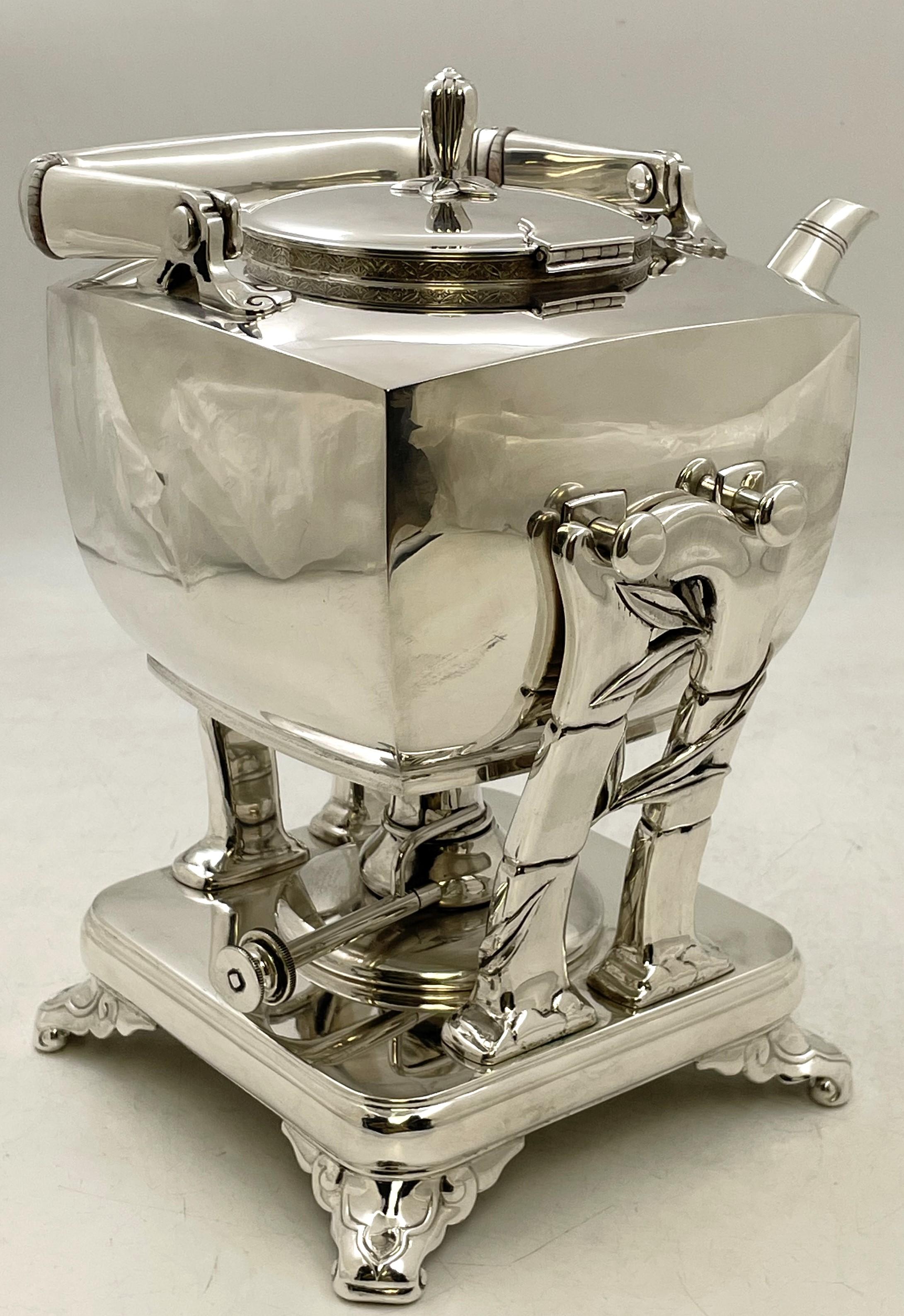 Excepcional servicio de té y café en plata de ley de Tiffany & Co. sobre bandeja a juego, en el célebre patrón Japonesque, bellamente adornado con motivos de bambú, así como otros motivos naturales estilizados de estilo japonés, en el patrón número