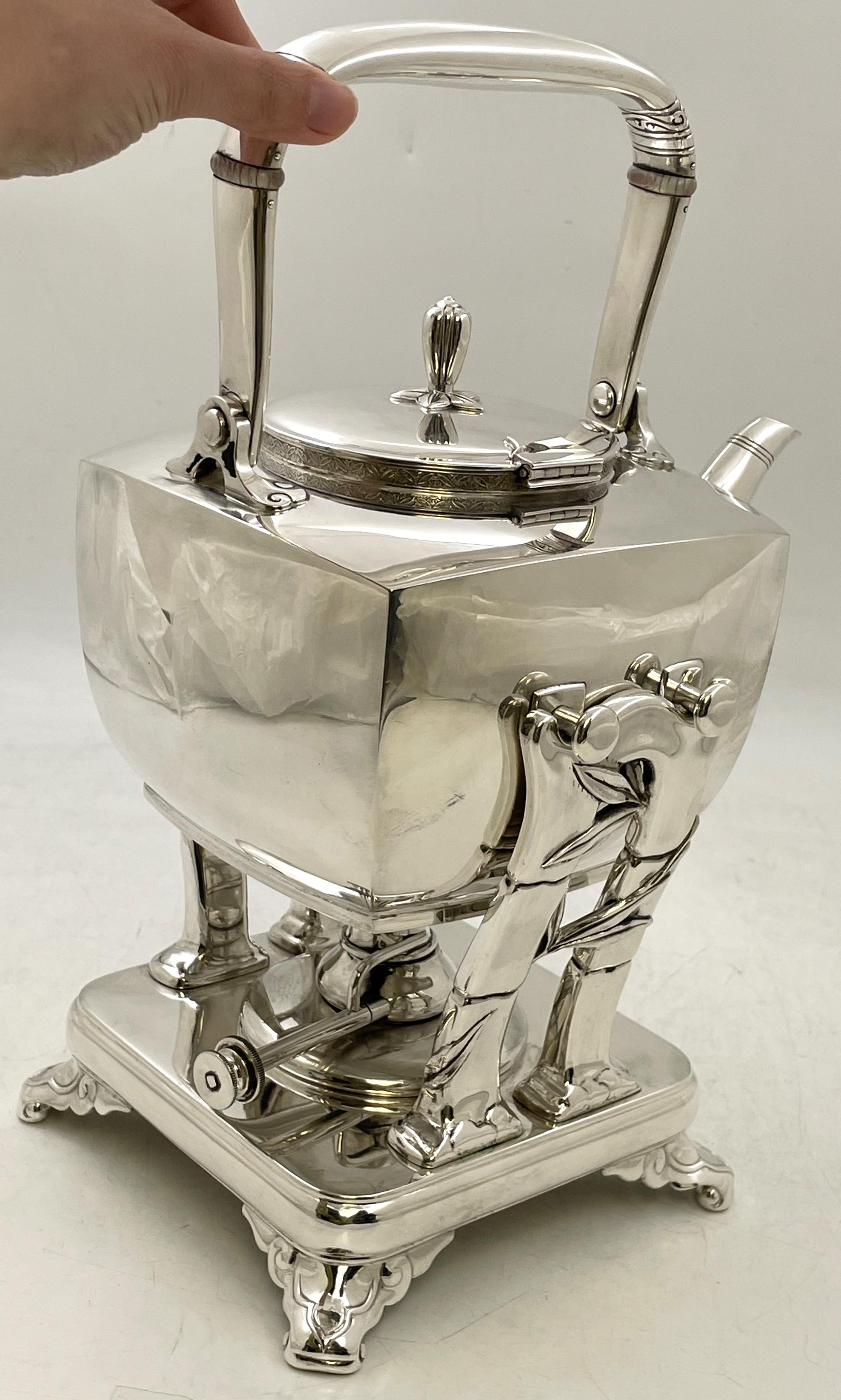 Tiffany & Co. Juego de té y café de plata de ley de 1877 en bandeja con motivos japoneses Japonismo en venta