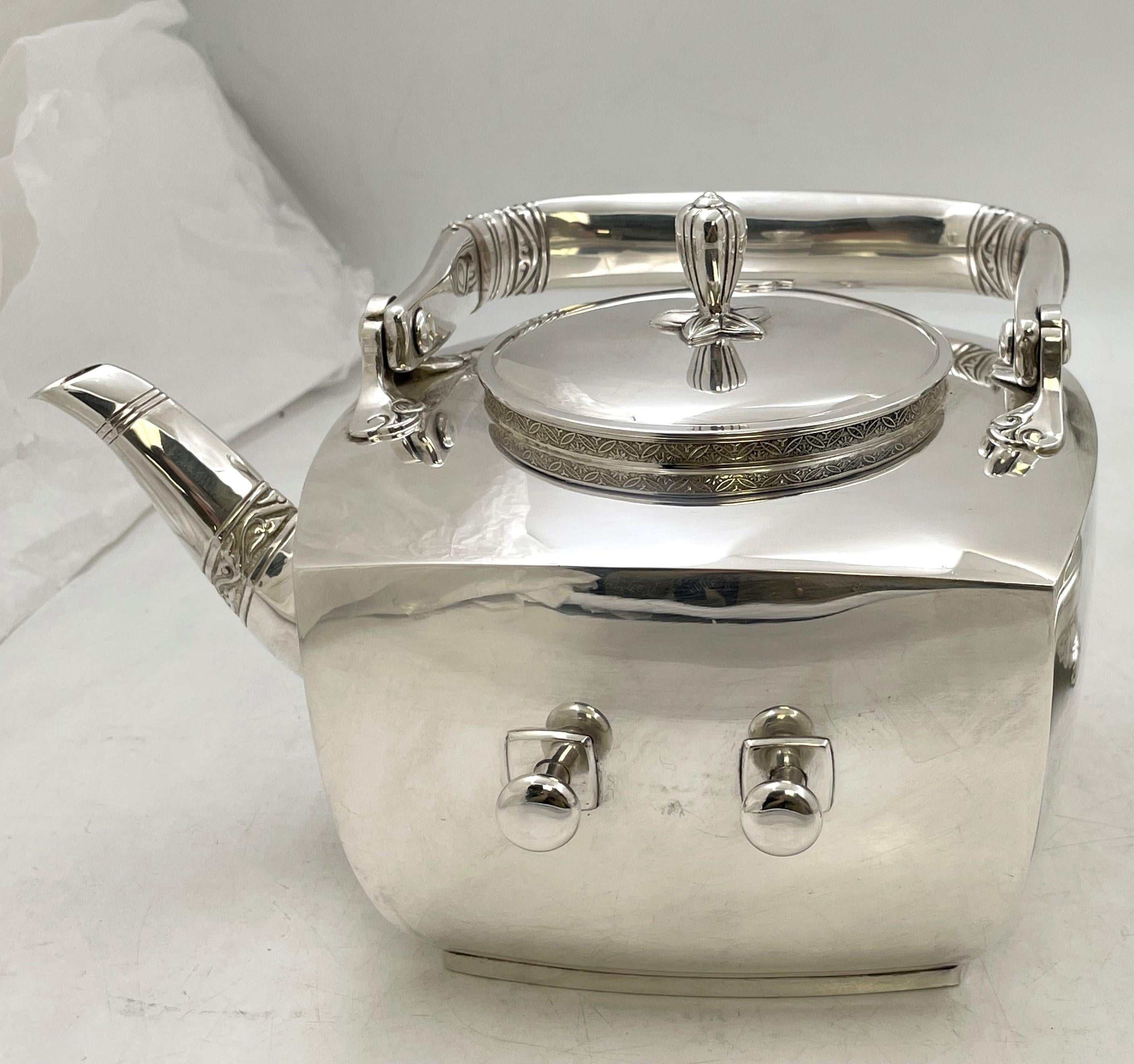 Tiffany & Co. Juego de té y café de plata de ley de 1877 en bandeja con motivos japoneses Fines del siglo XIX en venta