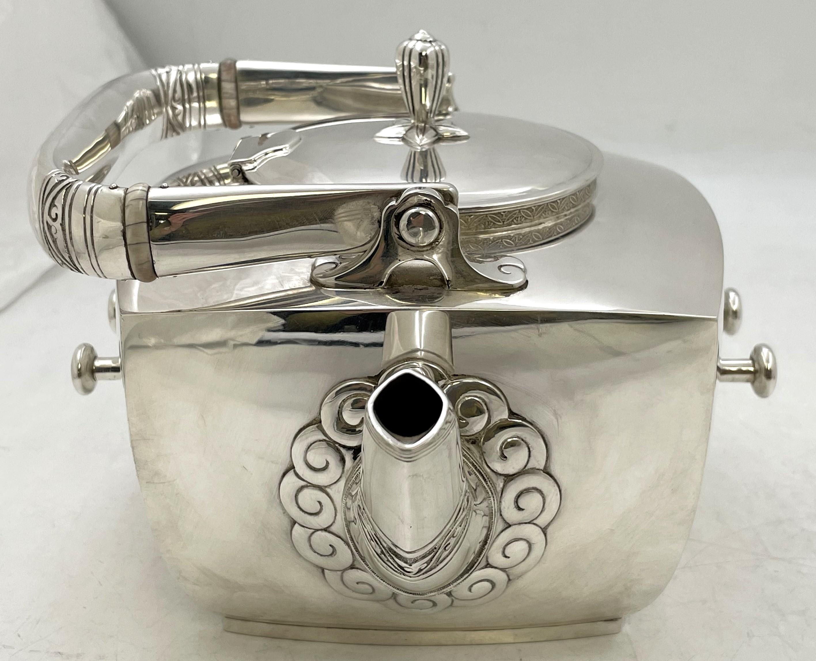 Tiffany & Co. Juego de té y café de plata de ley de 1877 en bandeja con motivos japoneses Silver en venta