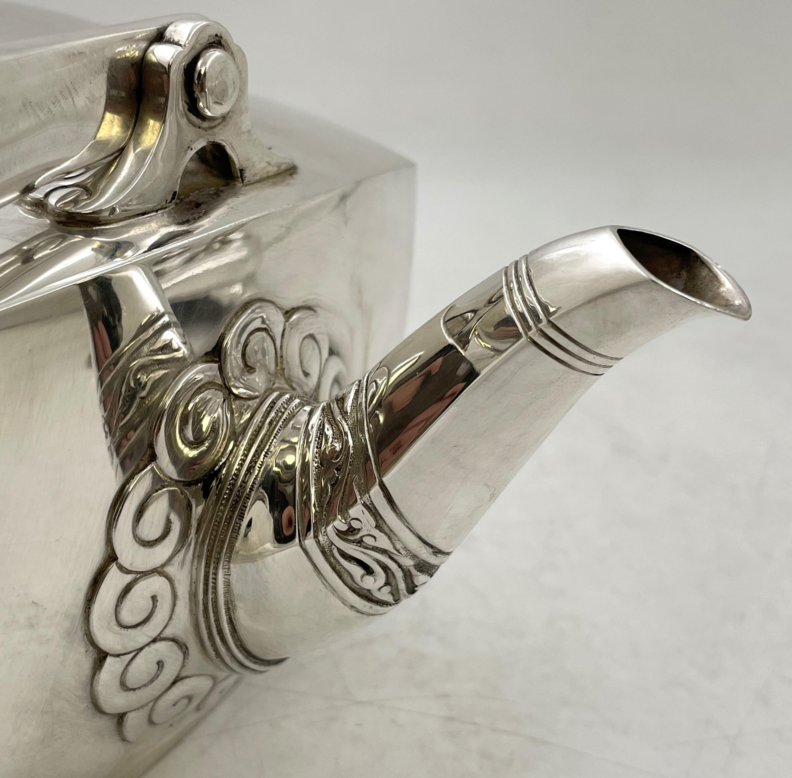 Tiffany & Co. Juego de té y café de plata de ley de 1877 en bandeja con motivos japoneses en venta 1
