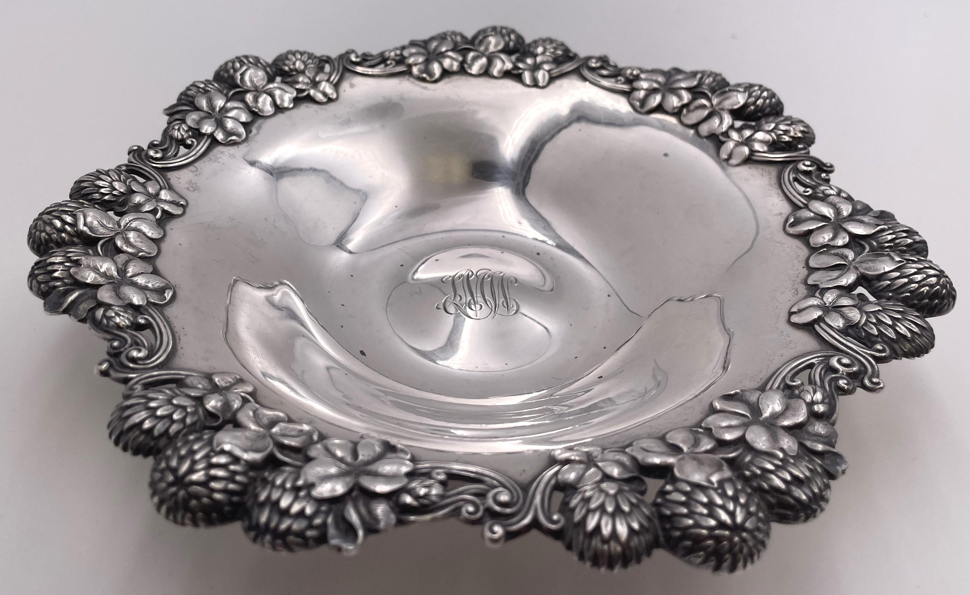 Plat ou bol à noix en argent sterling de Tiffany & Co., numéro de modèle 14088, datant de 1899 et de style Art nouveau, avec un bord orné de motifs naturels et géométriques stylisés. Il mesure 7 7/8'' de diamètre, y compris le bord (5 1/2'' non