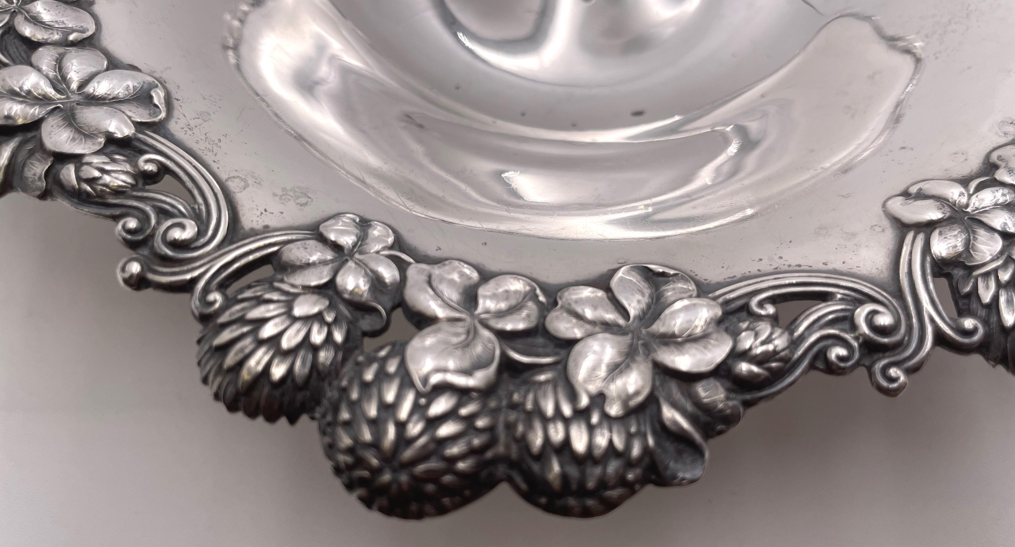 Fin du XIXe siècle Tiffany & Co. Plat à noix en argent sterling 1899 de style Art Nouveau en vente