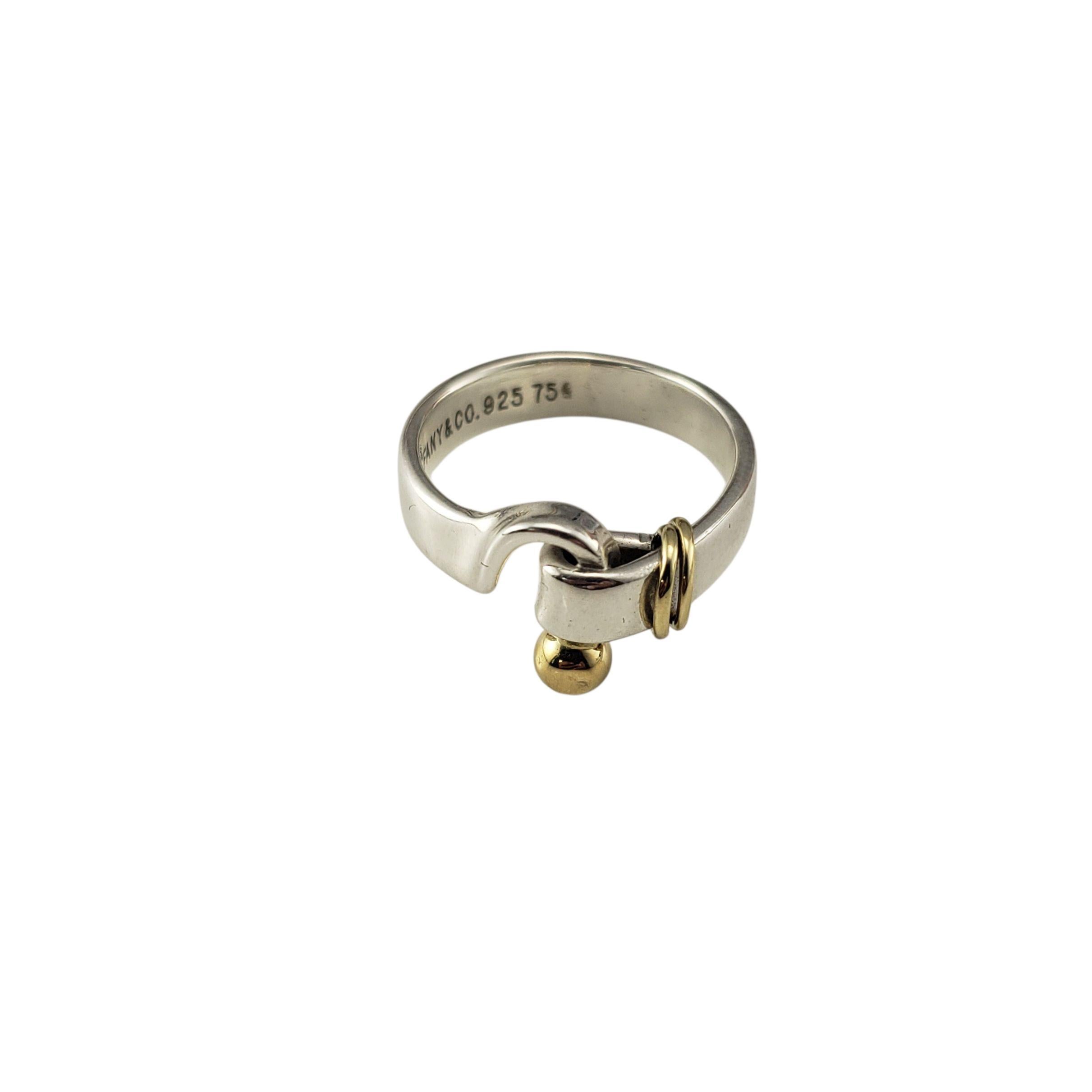 Tiffany & Co. Bague à crochets en argent sterling et or jaune 18K Taille 5.25-5.5

Signature de Tiffany & Co, cette élégante bague présente un motif sculptural en forme de crochet et d'œil en argent sterling, rehaussé de riches détails en or jaune