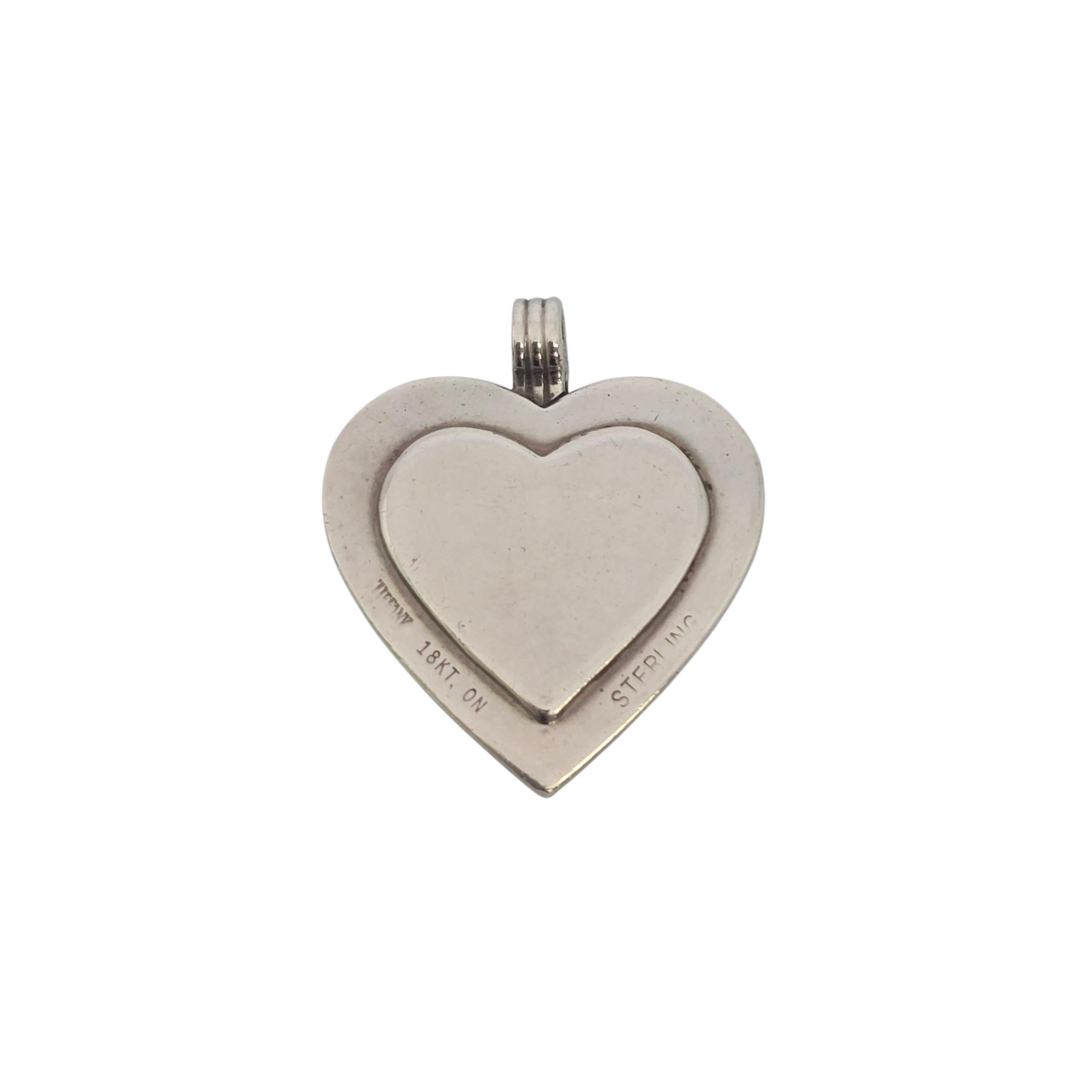 Ciondolo a forma di cuore in argento 925 placcato oro di Tiffany & Co.

Un autentico ciondolo vintage di Tiffany & Co. con un cuore interno in oro giallo su un cuore più grande in argento. La scatola e l'astuccio di Tiffany & Co. non sono