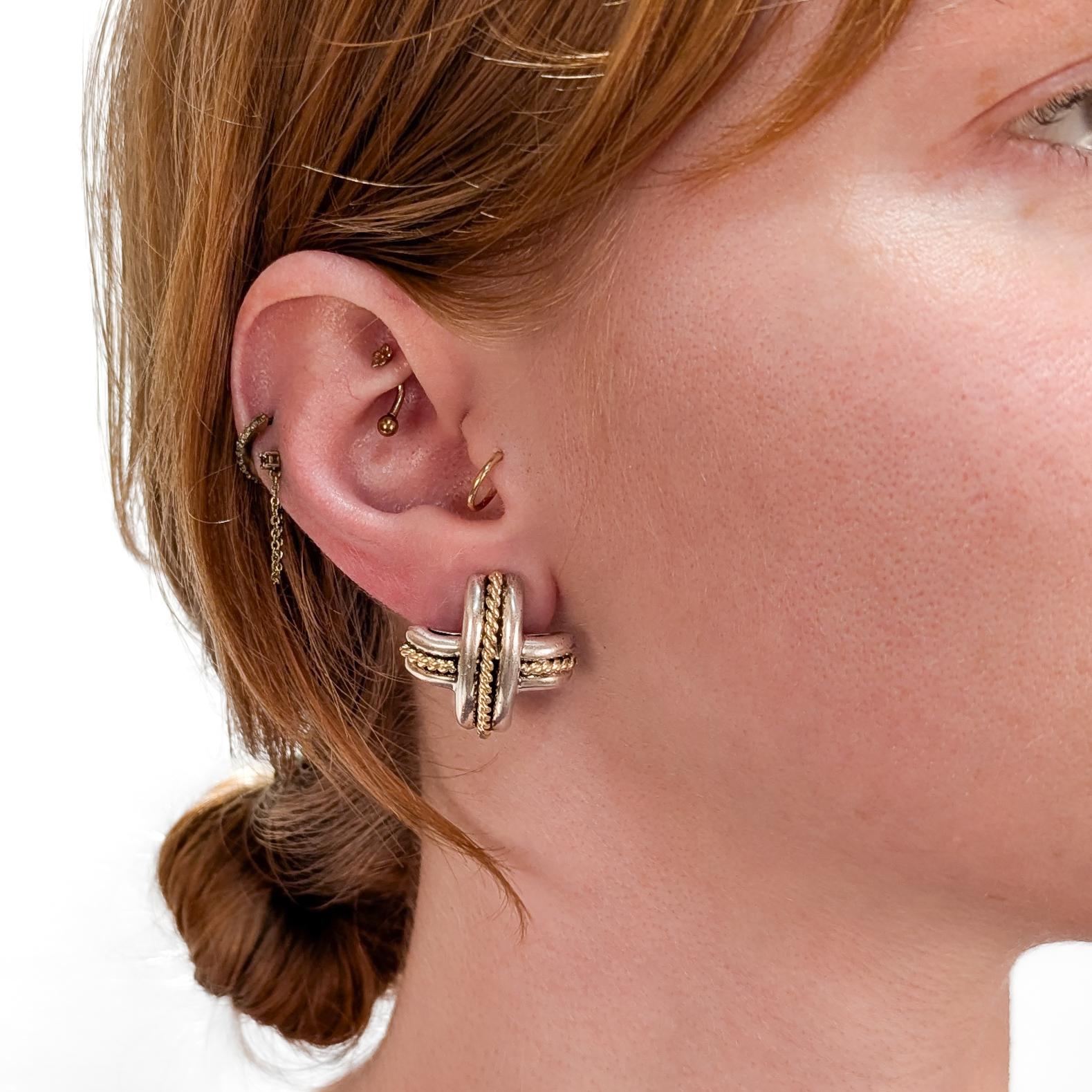 Une belle paire de boucles d'oreilles en argent et or signées.

Par Tiffany & Co.

En argent sterling avec des accents de câble en or jaune 18 carats.

Dans le modèle Signature 