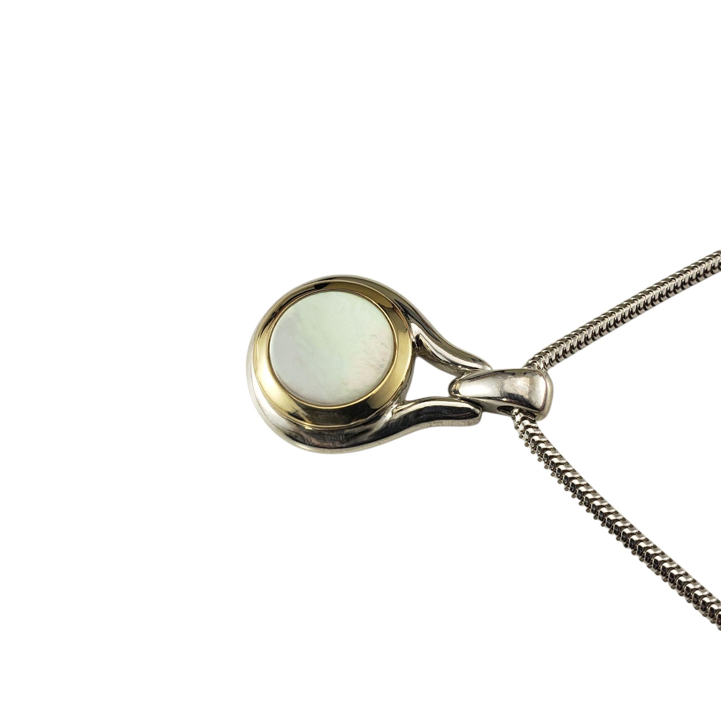 Tiffany & Co. Collana con ciondolo in argento sterling e oro giallo 18 carati con madreperla.

Questo elegante pezzo di Tiffany & Co. è caratterizzato da una luminosa madreperla incastonata in un pendente in sterling e oro giallo 18 carati. Sospeso