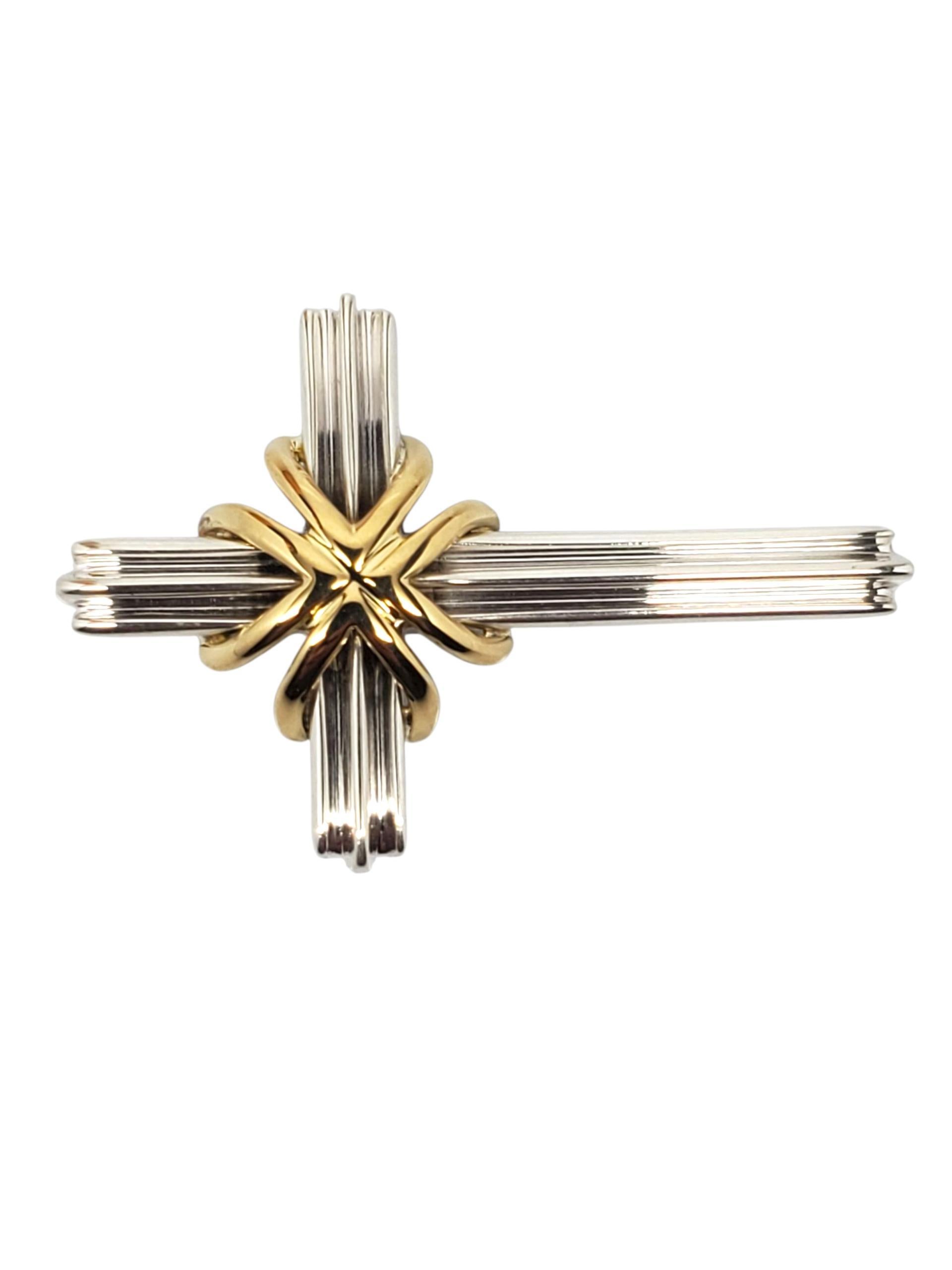 Tiffany & Co. Ciondolo a forma di croce bicolore in argento sterling e 18 carati

Questo autentico ciondolo a forma di croce di Tiffany & Co. è realizzato in argento sterling con un'audace incisione in oro giallo 18 carati al centro.

Dimensioni: